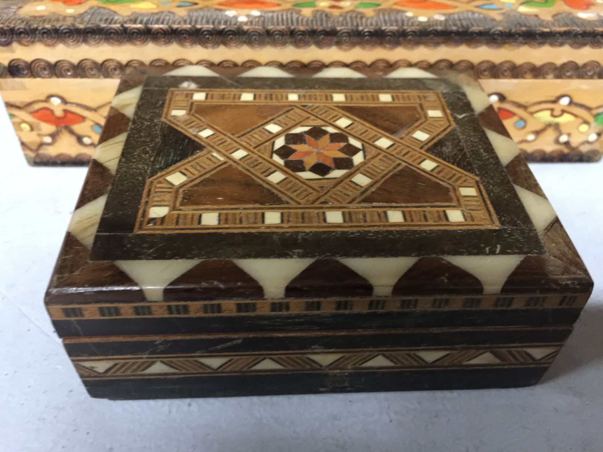 A GROUP OF VINTAGE TRINKET BOXES, INLAID EXAMPLE, CLOISONNE BOX ETC - Image 3 of 5