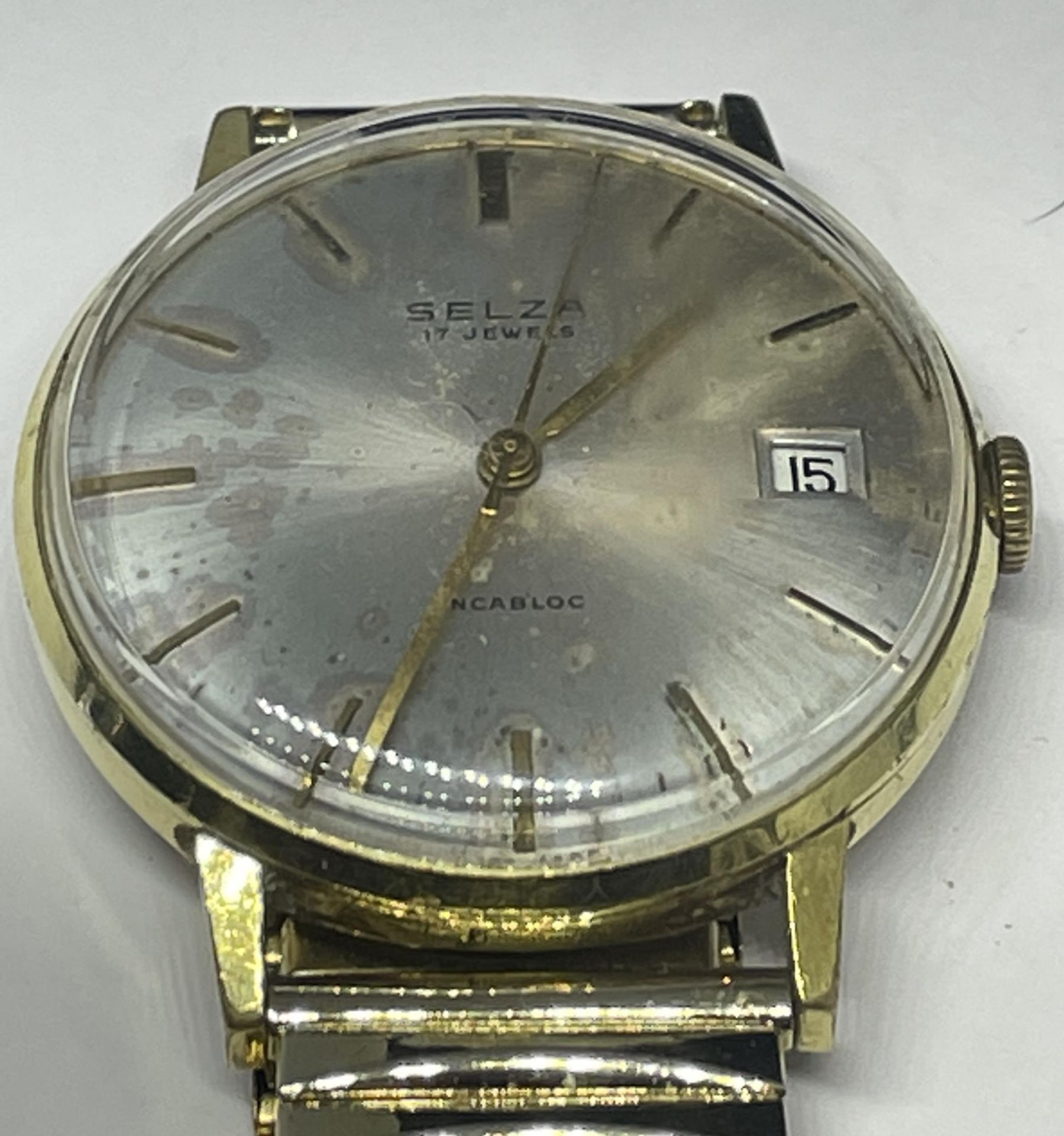 A VINTAGE SELZA GENTS WRIST WATCH, SEEN WORKING BUT NO WARRANTIES GIVEN