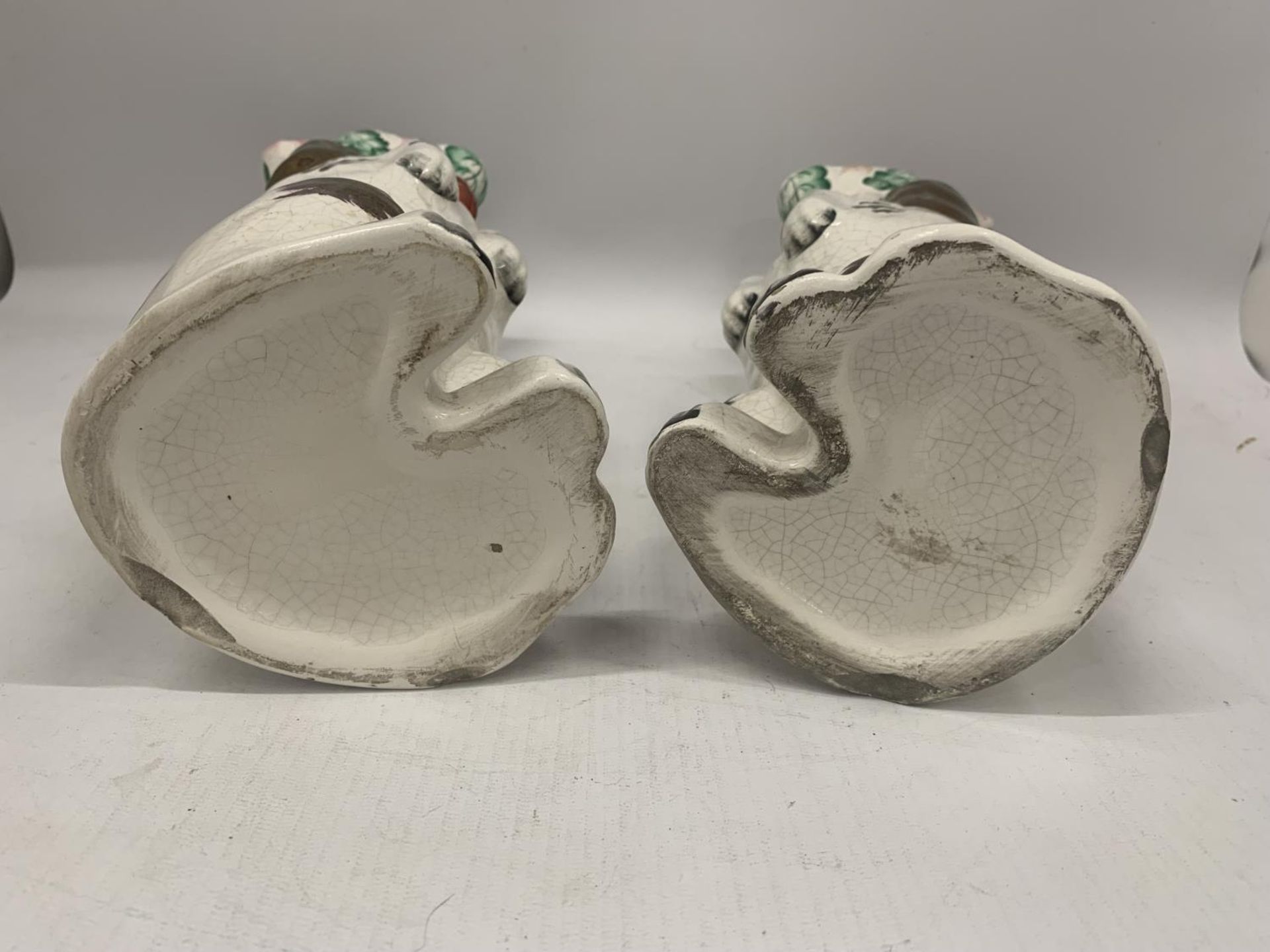 A PAIR OF VINTAGE STAFFORDSHIRE DOG JUGS, HEIGHT 25CM - Image 5 of 6
