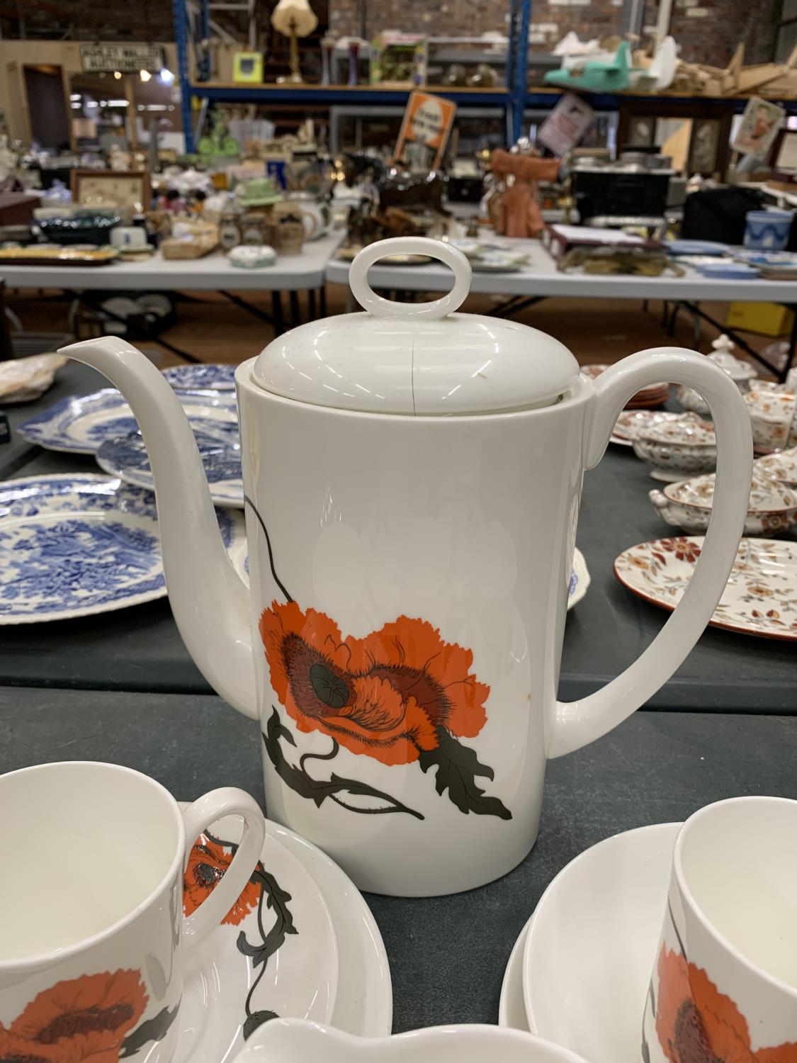 A WEDGWOOD COFFEE SET IN THE SUSIE COOPER POPPY DESIGN TO INCLUDE A COFFEE POT, CREAM JUG, SUGAR - Image 4 of 5