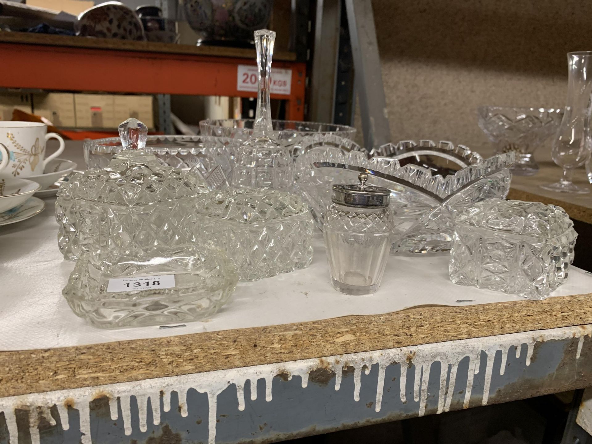 A QUANTITY OF GLASSWARE TO INCLUDE BOWLS, A BELL, TRINKET BOXES, ETC - Image 2 of 4