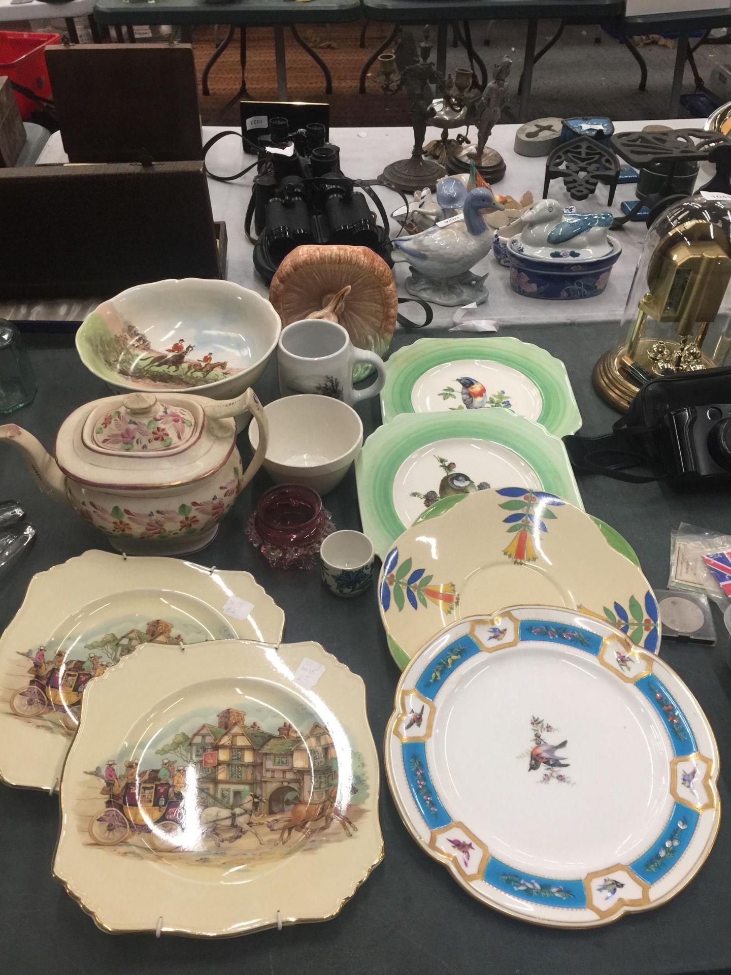 A QUANTITY OF CERAMIC ITEMS TO INCLUDE WEDGWOOD, ROYAL WINTON AND ROYAL DOULTON CABINET PLATES, A