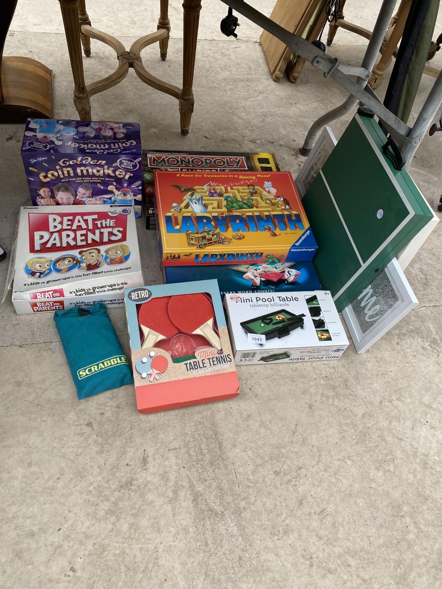 AN ASSORTMENT OF CHILDRENS BOARD GAMES