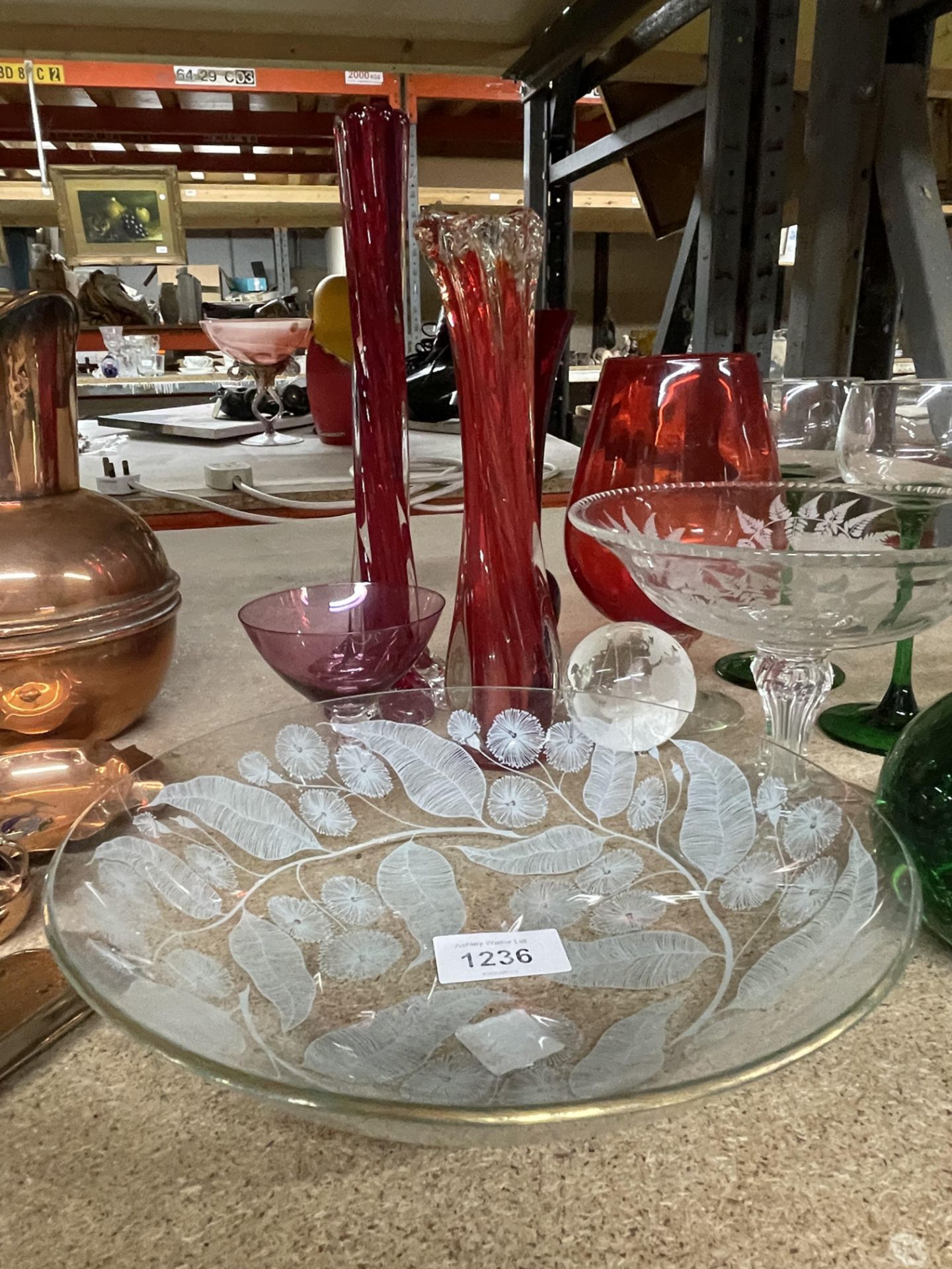 A MIXED GROUP OF GLASSWARE, GREEN STEM WINE GLASSES, CRANBERRY GLASS ETC - Image 2 of 3