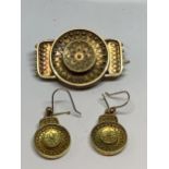 A 15 CARAT GOLD EARRING AND BROOCH SET IN A PRESENTATION BOX GROSS WEIGHT 18.5 GRAMS