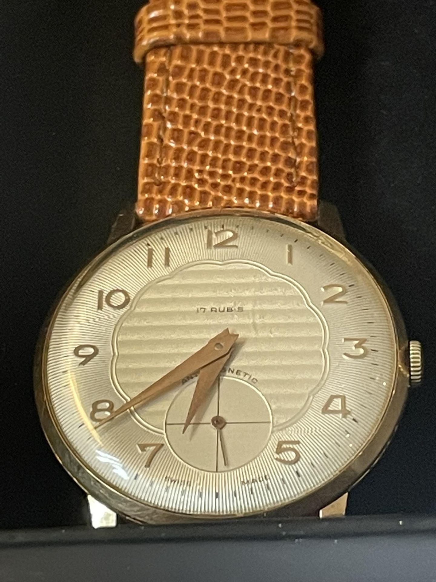 A GENTS VINTAGE GOLD PLATED 17 RUBIS WRIST WATCH WITH A PRESENTATION BOX SEEN WORKING BUT NO