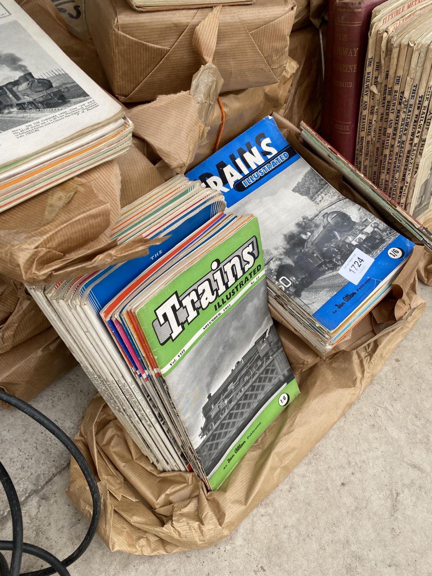 A LARGE QUANTITY OF VINTAGE TRAIN MAGAZINES - Image 2 of 4