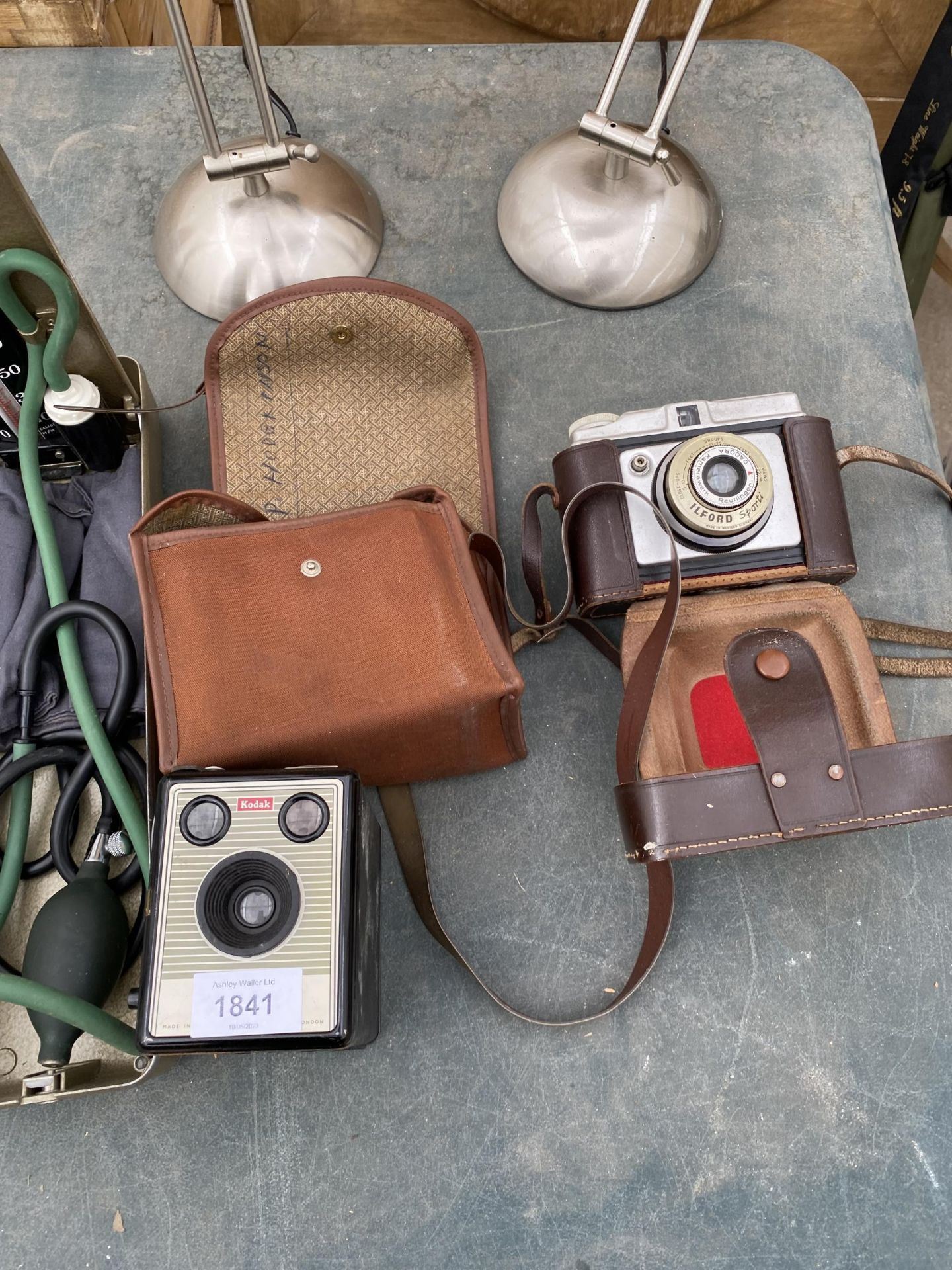 AN ASSORTMENT OF ITEMS TO INCLUDE A KODAK CAMERA, A BLOOD PRESSURE TESTER AND TWO LAMPS ETC - Image 2 of 4