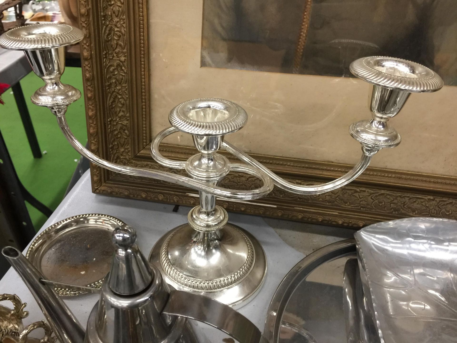 A LARGE QUANTITY OF SILVER PLATED ITEMS TO INCLUDE A CANDLEABRA, CRUETS, TRAYS, A HAND MIRROR, - Image 6 of 6