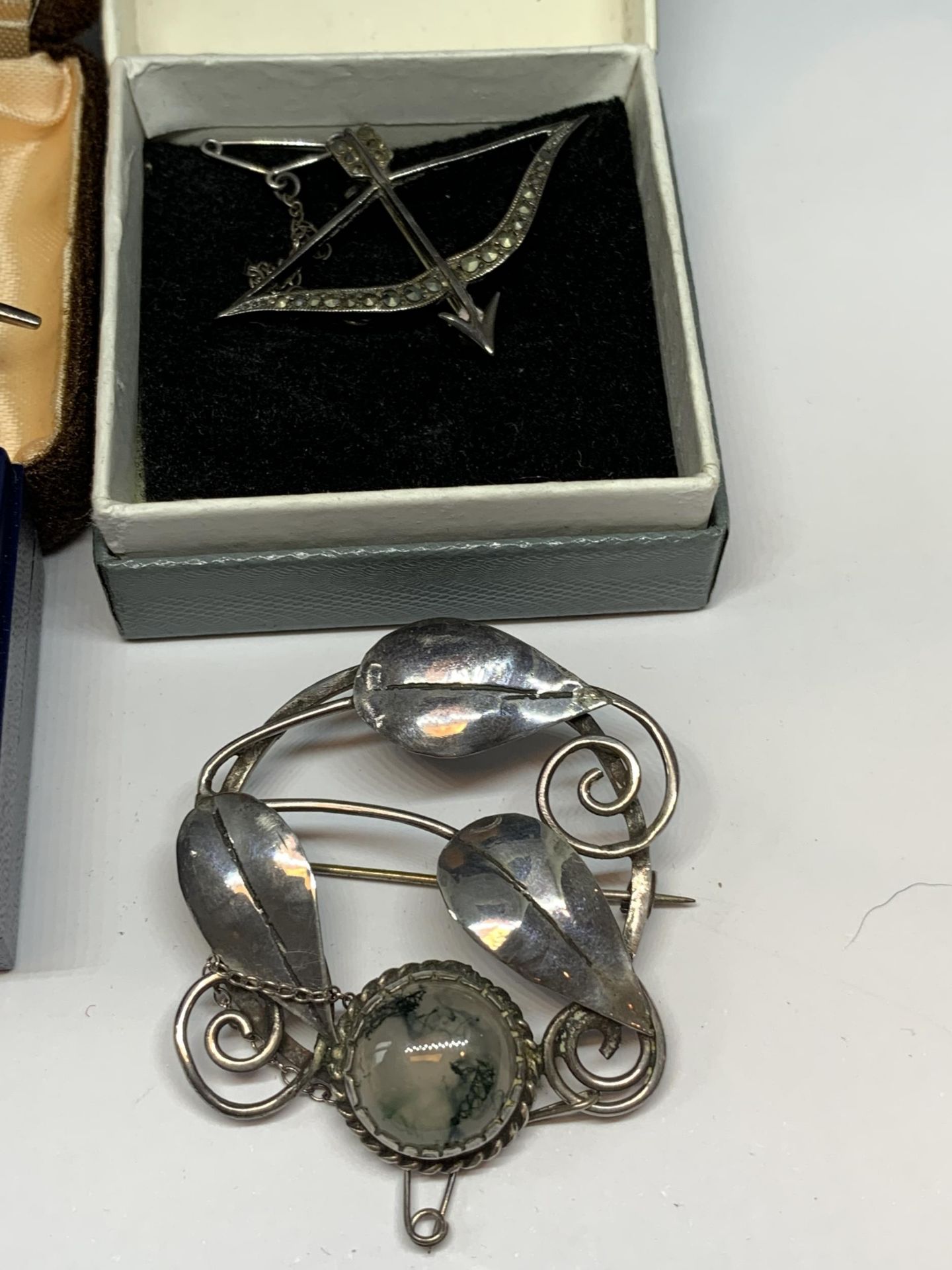 FOUR MARKED SILVER BROOCHES THREE BOXED - Image 3 of 3