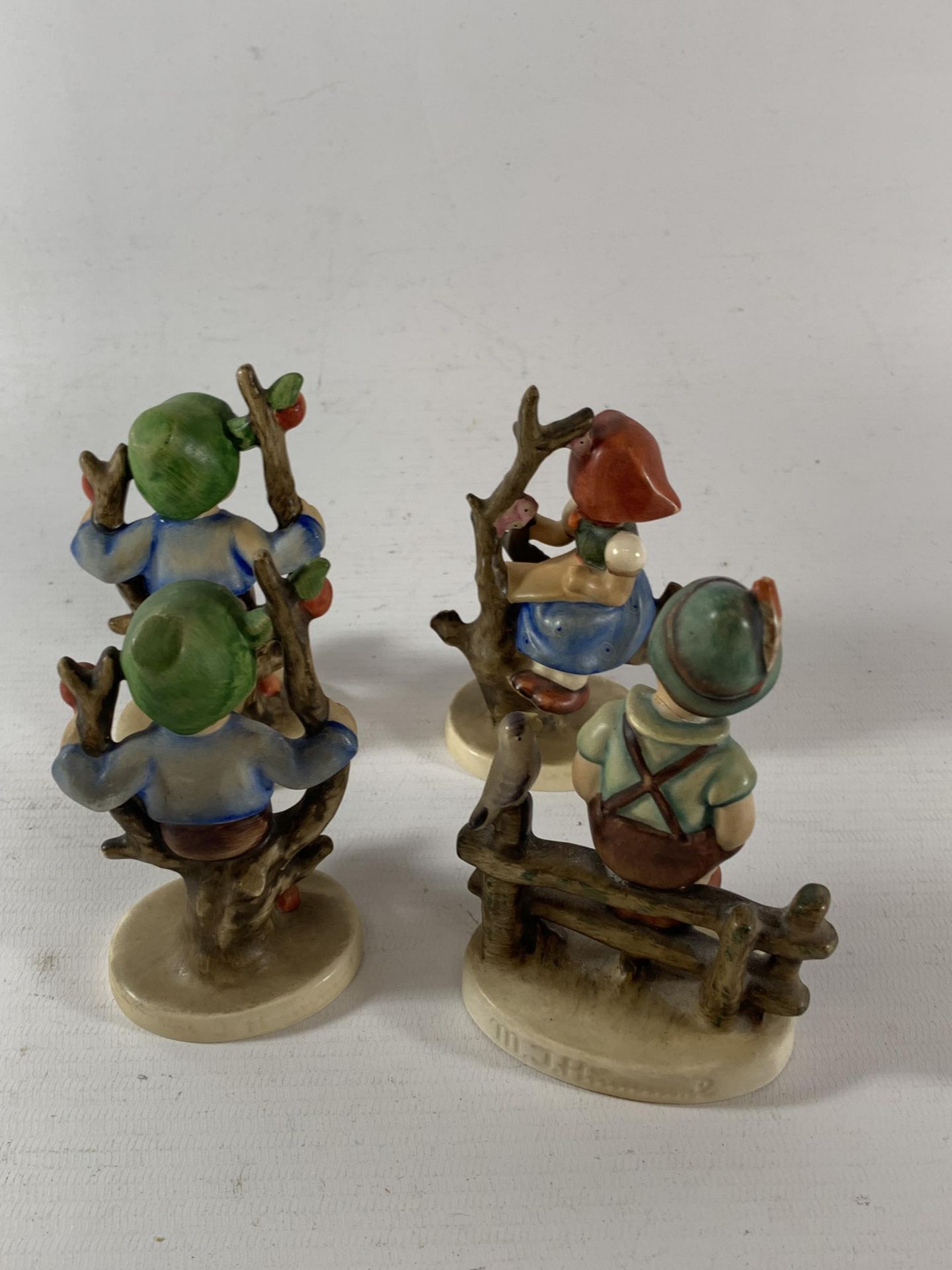 A GROUP OF FOUR VINTAGE GOEBEL HUMMEL FIGURES - Image 2 of 3