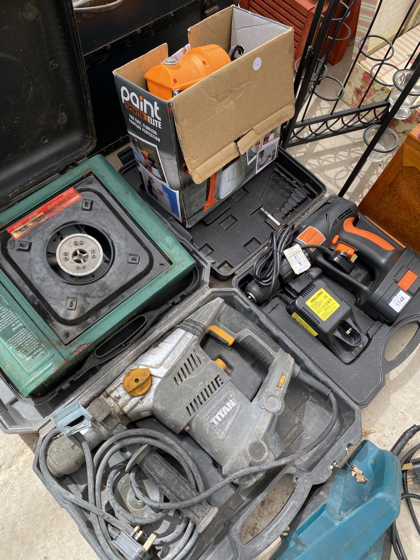 AN ASSORTMENT OF POWER TOOLS TO INCLUDE A TITAN HAMMER DRILL, A CHALLENGE BATTERY DRILL AND AN - Image 2 of 3