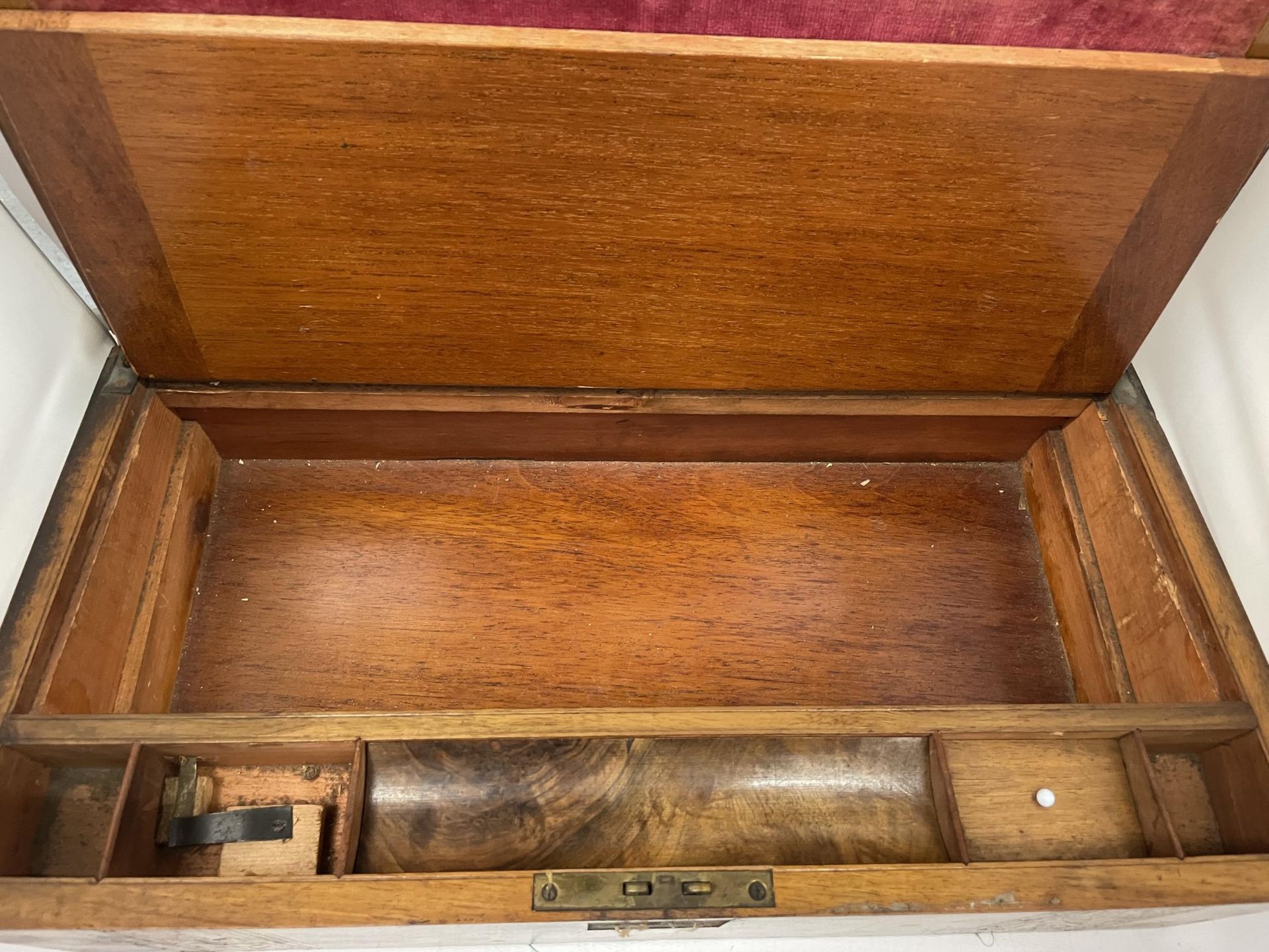 A VICTORIAN WALNUT INLAID WRITING SLOPE WITH RED VELVET SLOPE, 49 X 25 X 18CM - Image 4 of 4