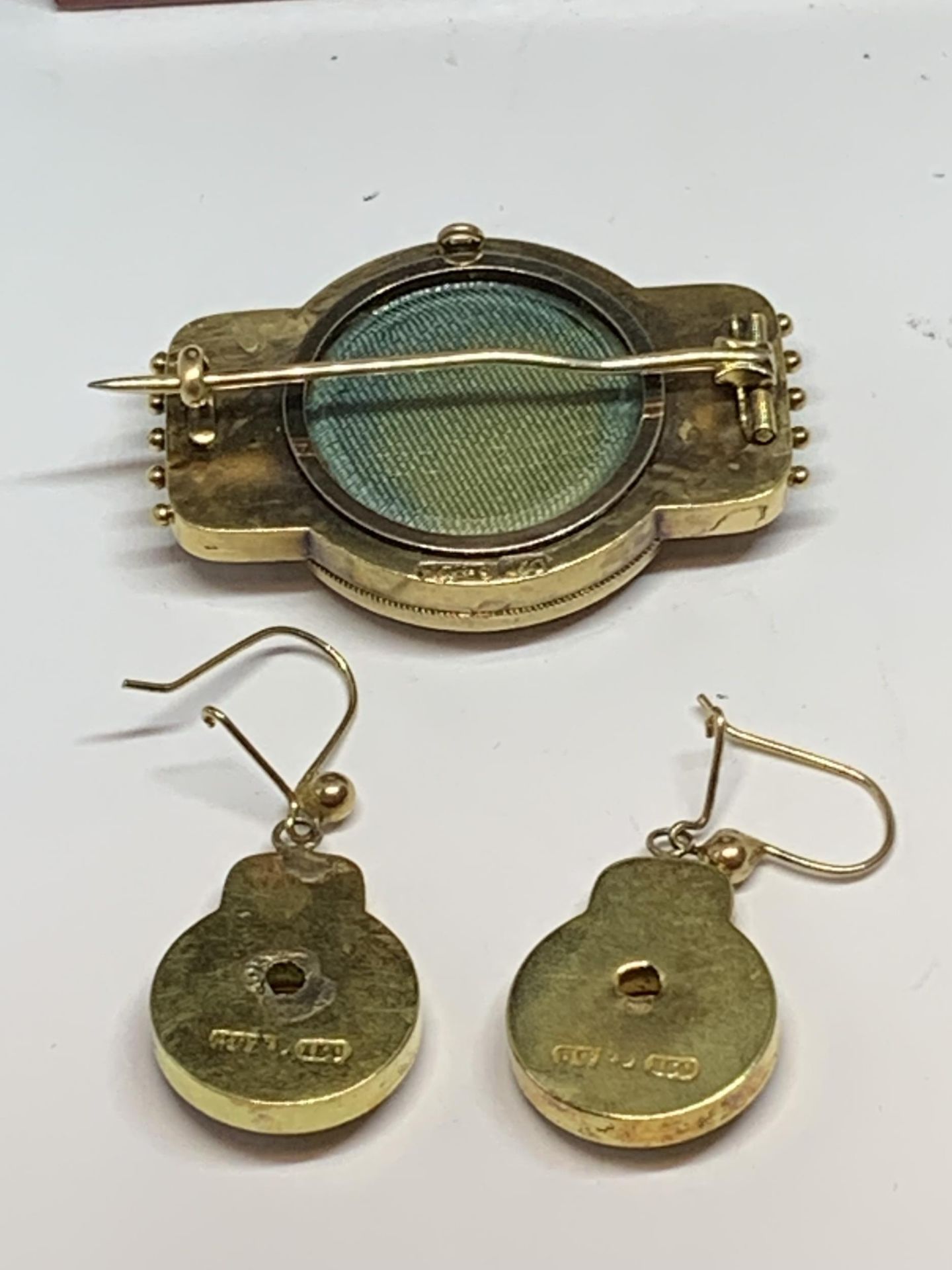 A 15 CARAT GOLD EARRING AND BROOCH SET IN A PRESENTATION BOX GROSS WEIGHT 18.5 GRAMS - Image 2 of 4