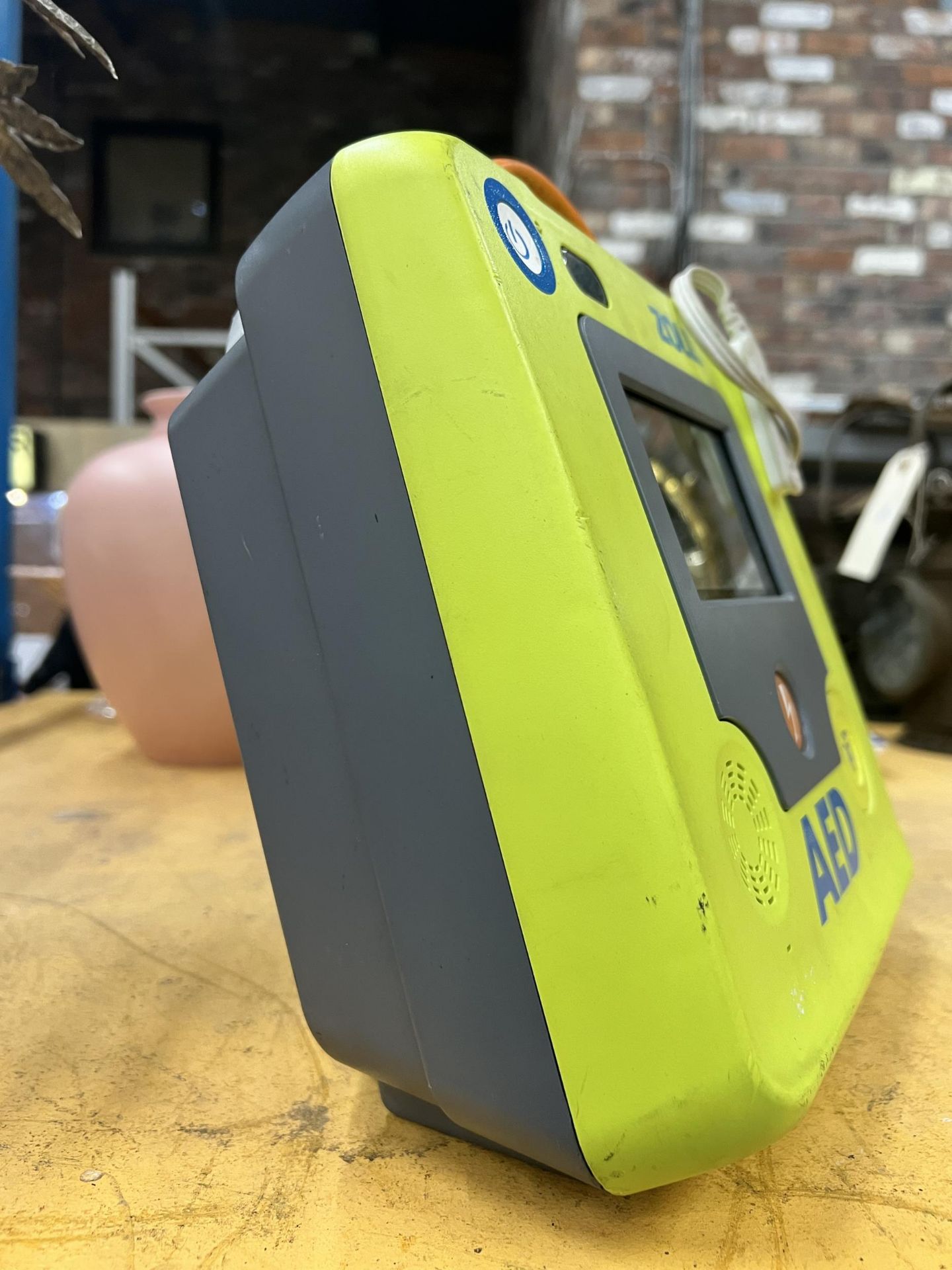 A ZOLL AED DEFIBRILATOR MACHINE - Image 2 of 3