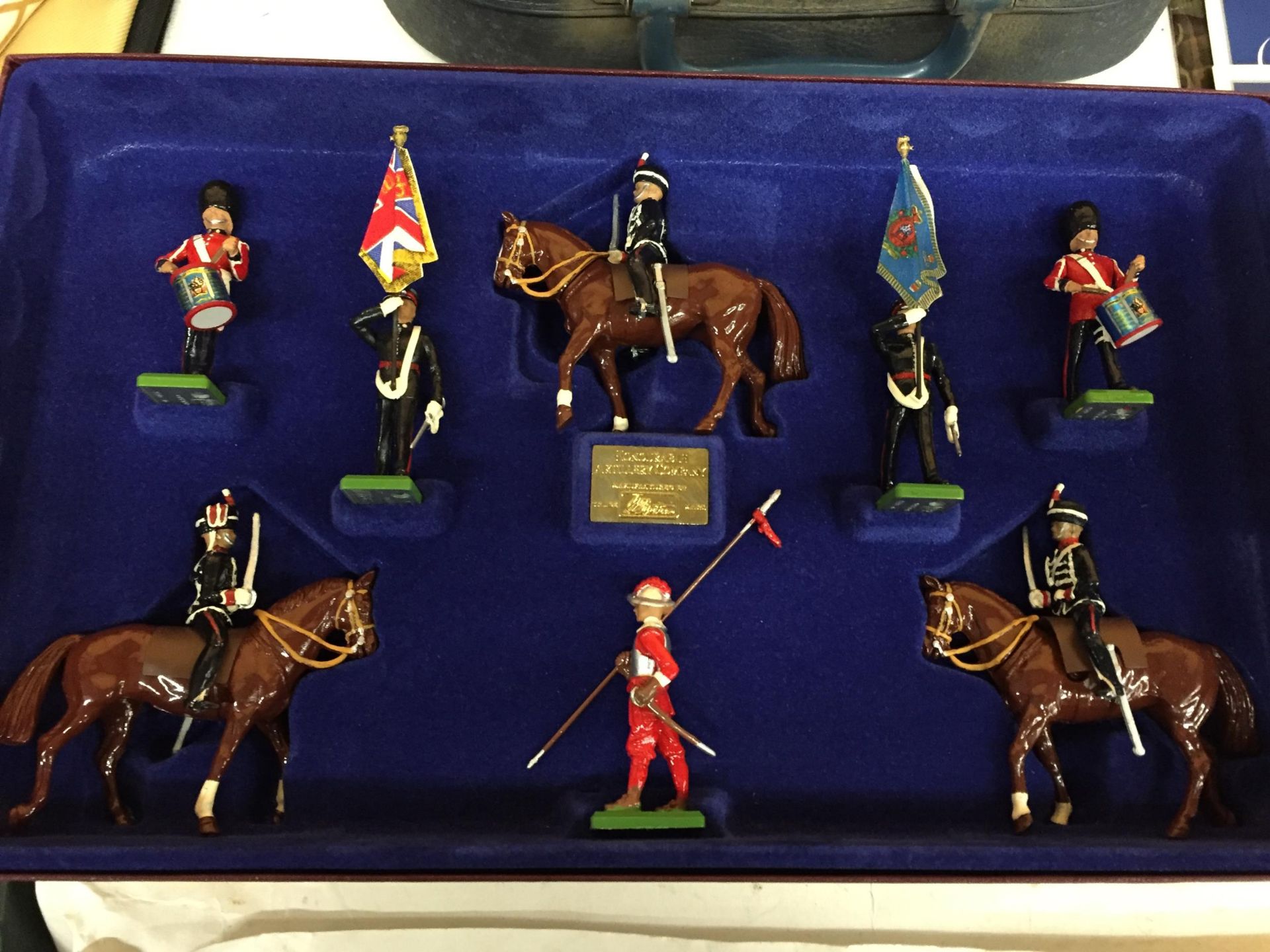 A BOXED BRITAINS TOYS LIMITED EDITION HONOURABLE ARTILLERY COMPANY MODEL SET, NO.2344 OF 7000 SETS - Image 2 of 4