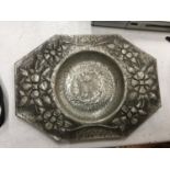 A PEWTER ARTS AND CRAFTS STYLE TRAY DIAMETER 22CM