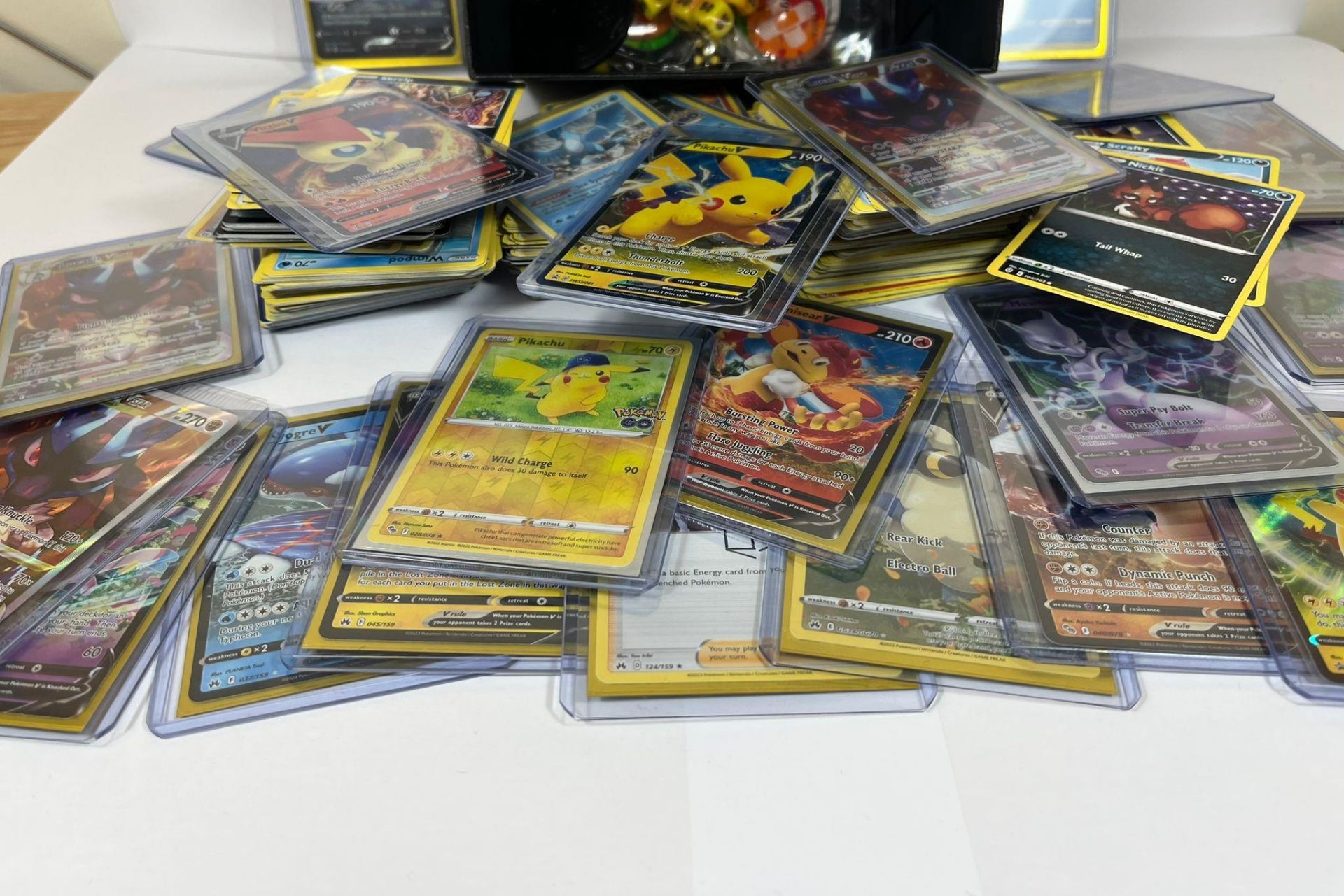 A LARGE COLLECTION OF APPROXIMATELY 350 POKEMON CARDS IN A TRAINER BOX, V CARDS, HOLOS ETC - Image 2 of 4