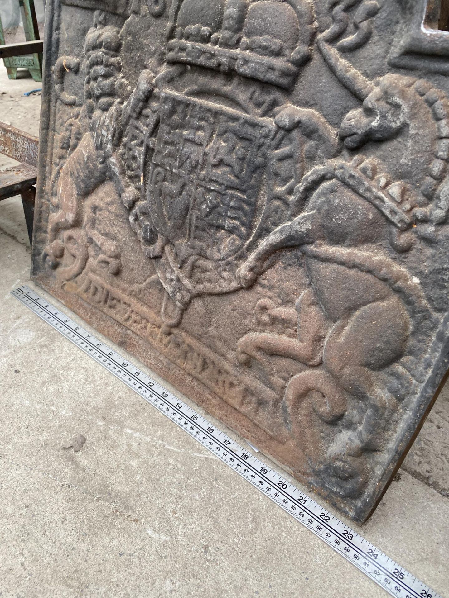 A HEAVY DECORATIVE CAST IRON FIRE BACK - Image 3 of 3