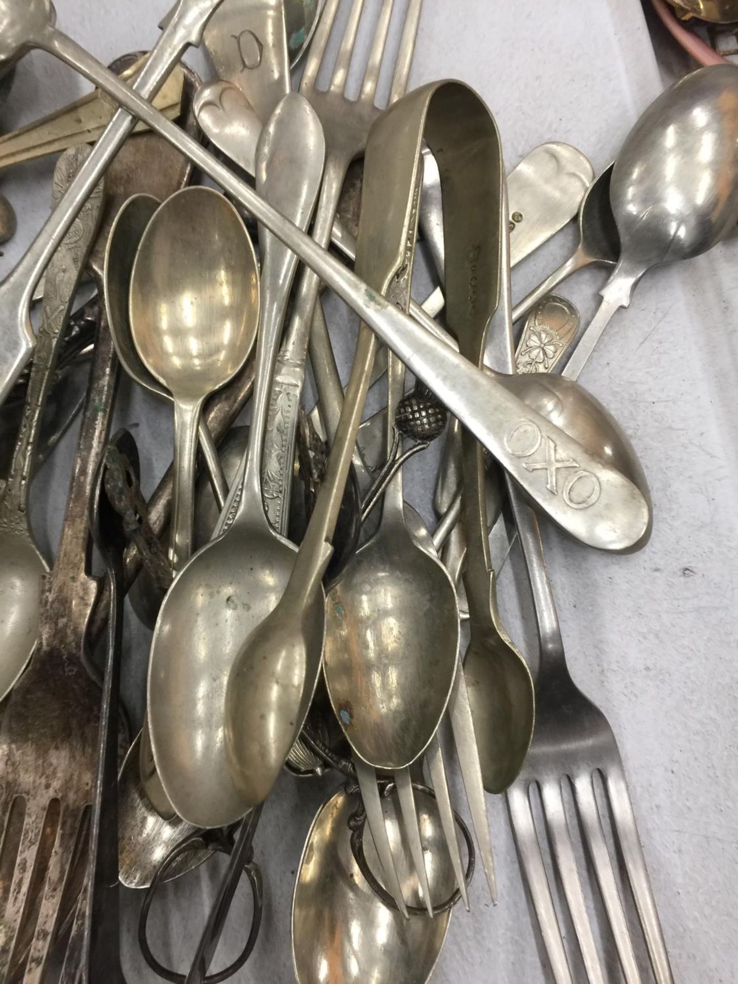A MIXED LOT OF SILVER PLATED FLATWARE TO INCLUDE A VINTAGE OXO SPOON - Image 7 of 8
