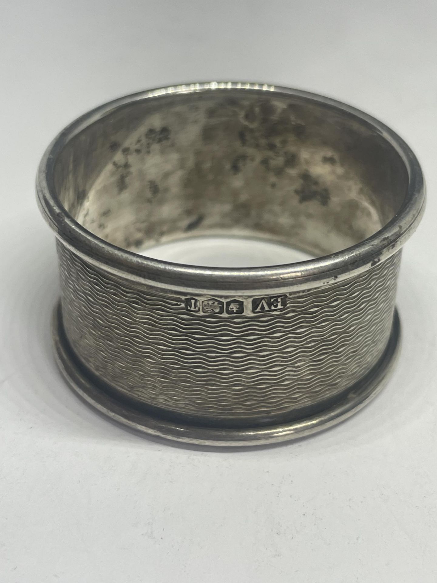 A BOXED HALLMARKED SHEFFIELD SILVER NAPKIN RING - Image 2 of 5