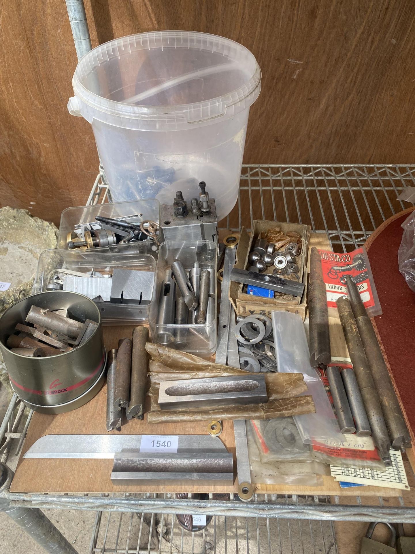 AN ASSORTMENT OF ENGINEERS TOOLS TO INCLUDE BORING BARS AND BEARINGS ETC