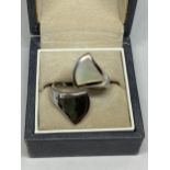 A MARKED SILVER DESIGNER STYLE RING SIZE S IN A PRESENTATION BOX
