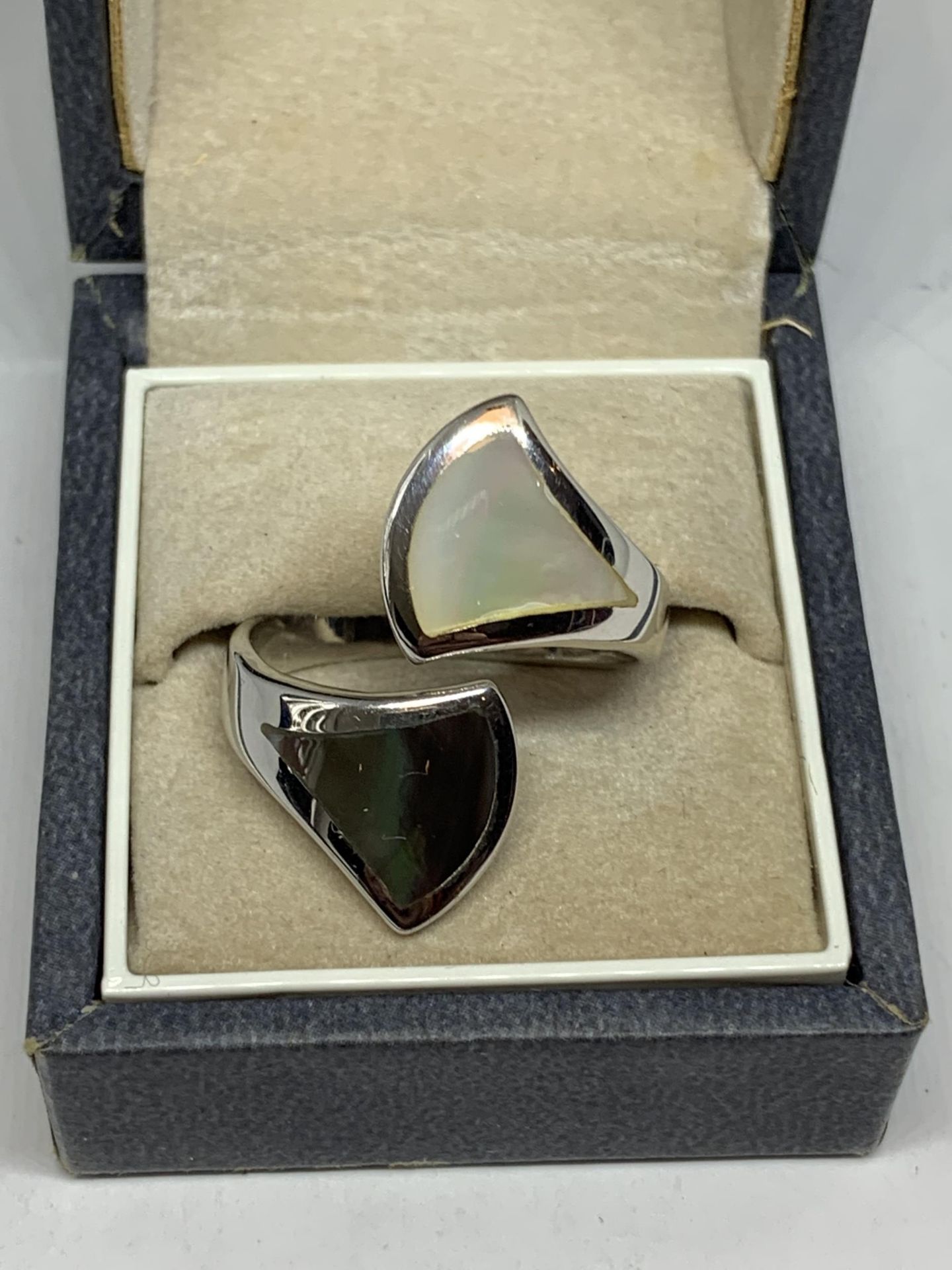 A MARKED SILVER DESIGNER STYLE RING SIZE S IN A PRESENTATION BOX