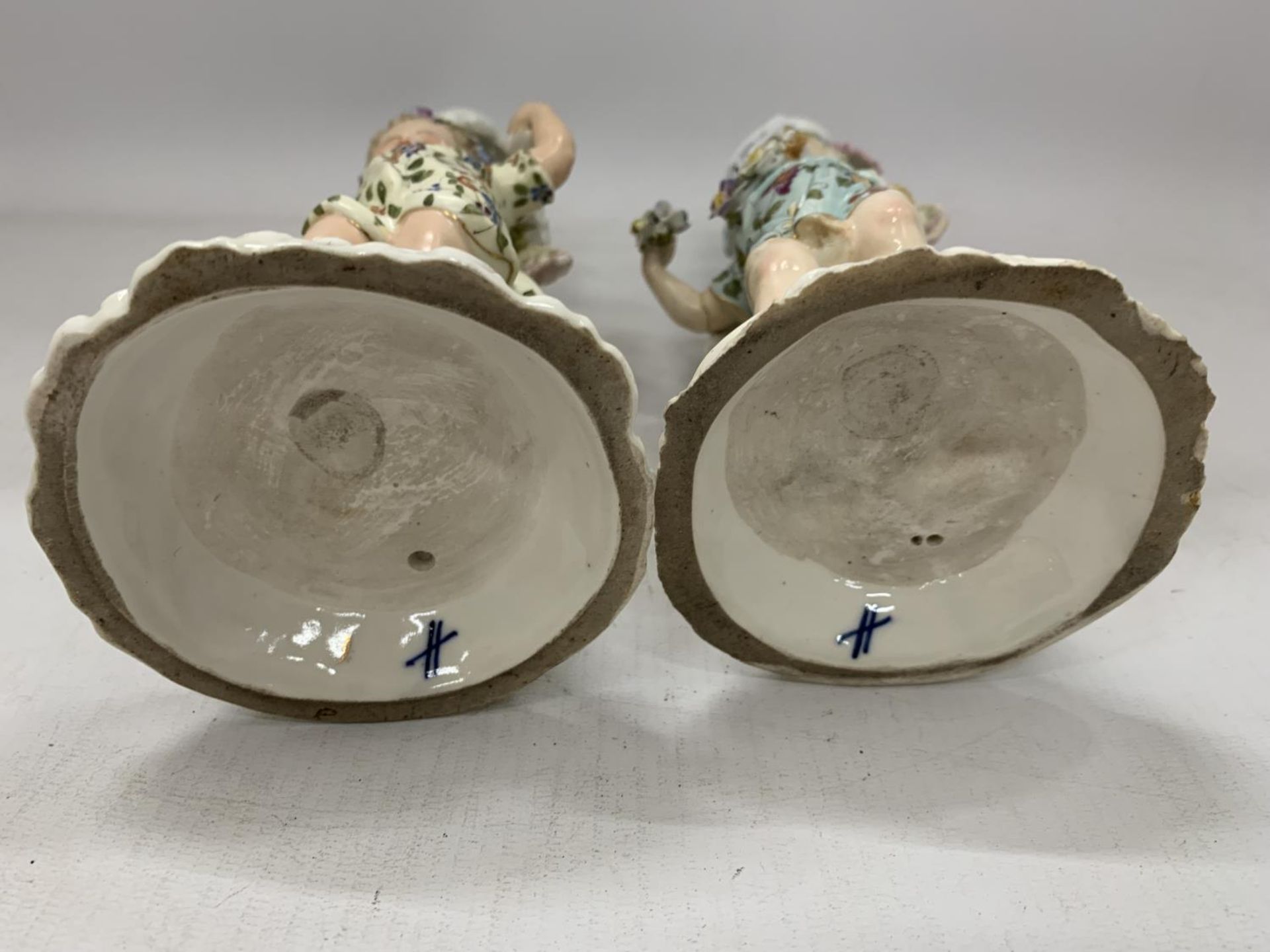 A PAIR OF 19TH CENTURY DRESDEN STYLE CONTINENTAL HARD PASTE PORCELAIN FIGURAL CANDLE HOLDERS WITH - Image 5 of 8