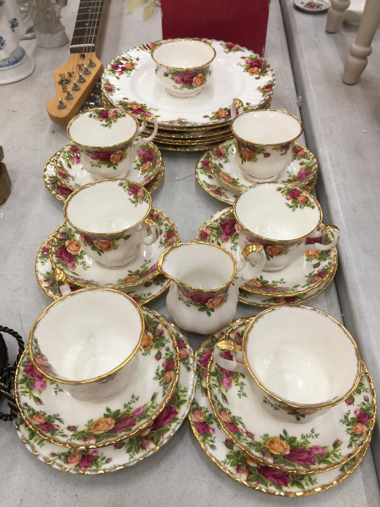 A ROYAL ALBERT 'OLD COUNTRY ROSES' TEASET TO INCLUDE DINNER PLATES, CUPS, SAUCERS, SIDE PLATES A
