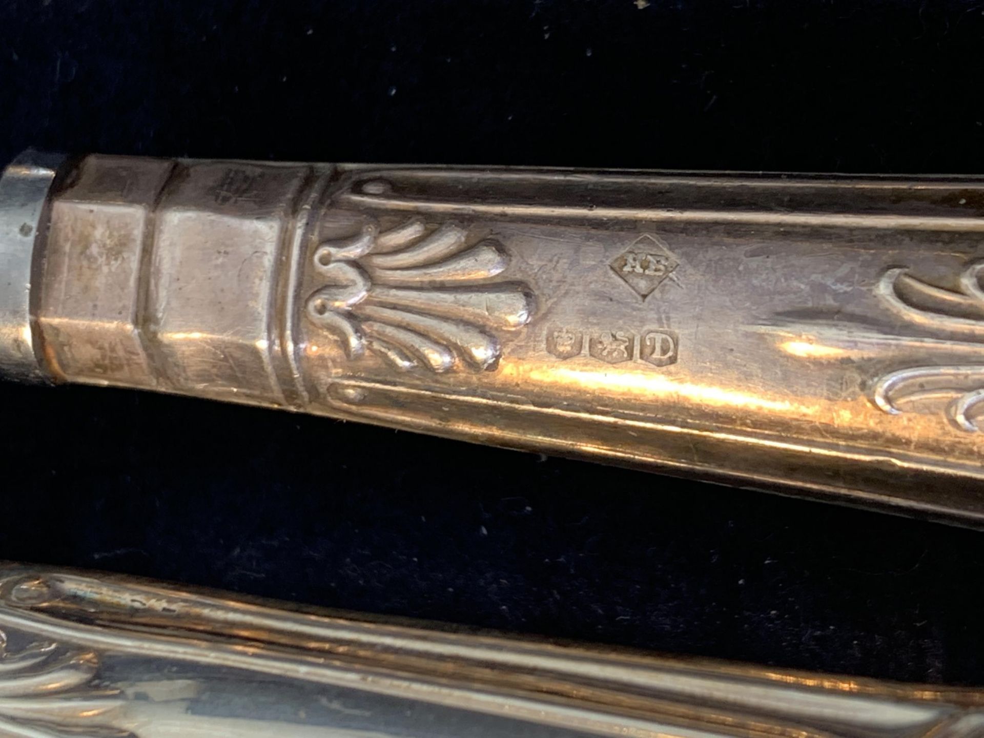 THREE HALLMARKED SILVER HANDLED ITEMS TO INCLUDE A KNIFE, FORK AND SPOON IN A PRESENTATION BOX - Image 3 of 3