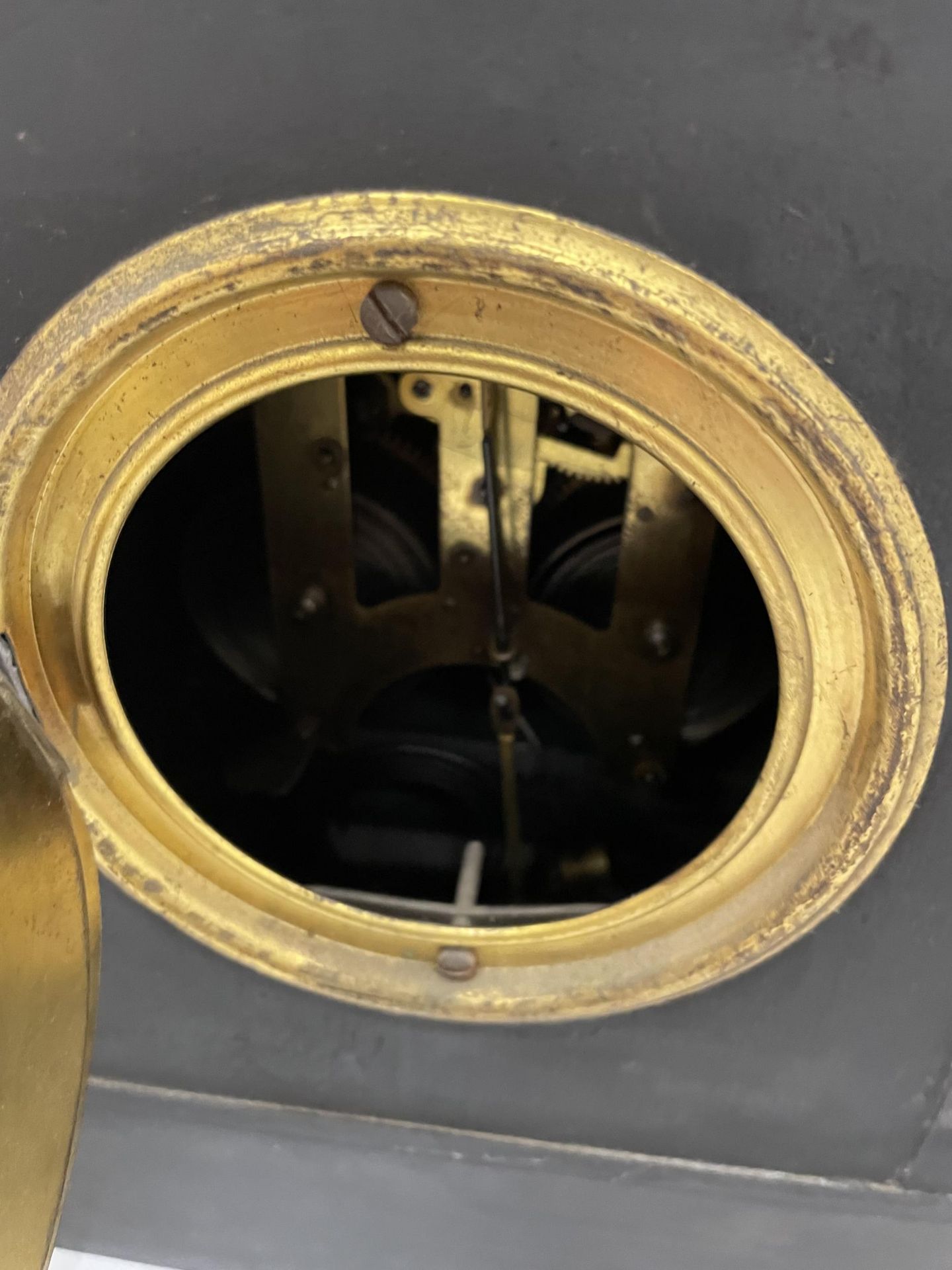 AN ANTIQUE BLACK SLATE MARBLE MANTLE CLOCK WITH TRIPLE CORINTHIAN COLUMNS AND GILT DESIGN DIAL, WITH - Image 6 of 6