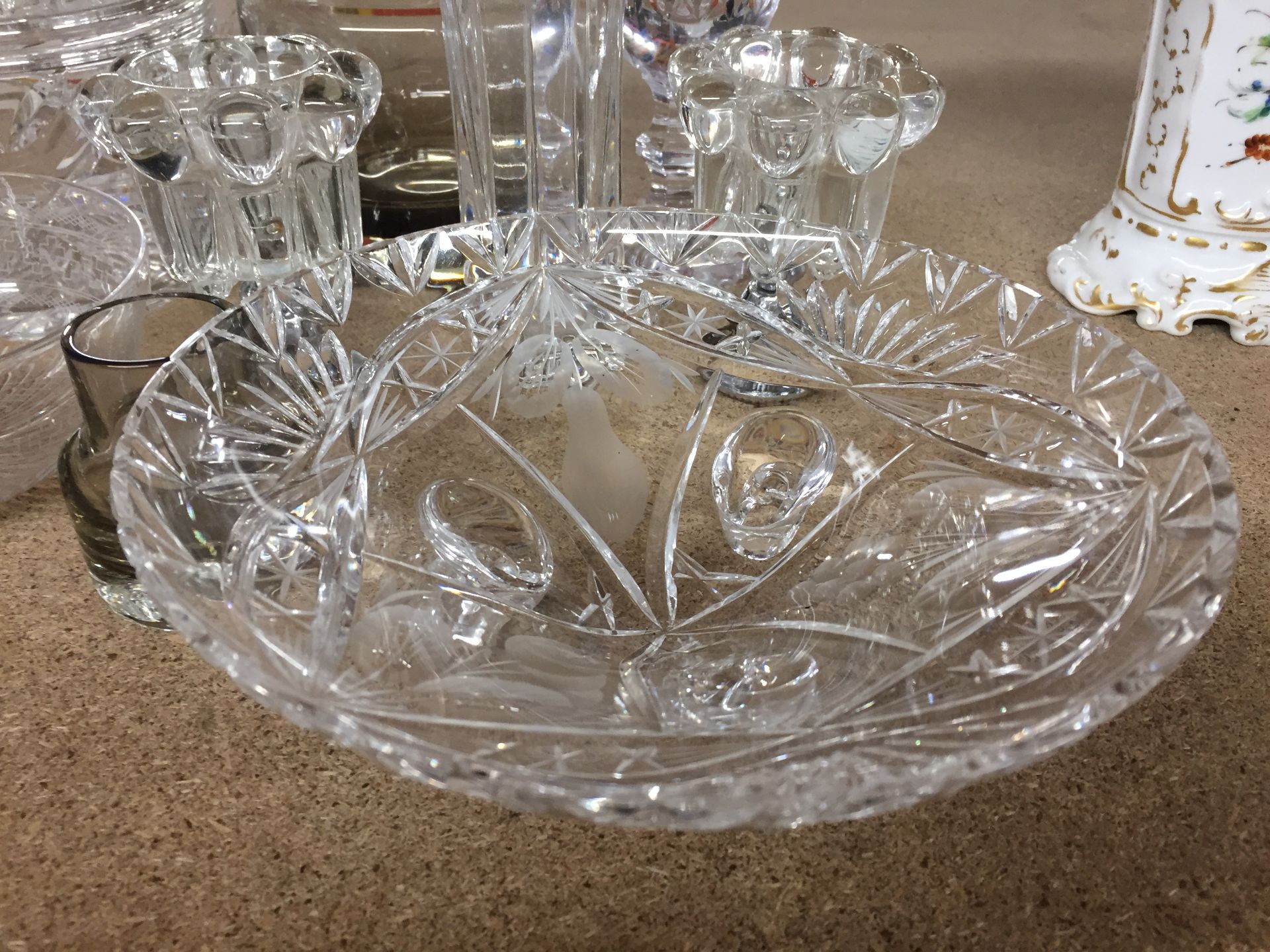 A COLLECTION OF ASSORTED CUT AND FURTHER GLASSWARE, DECANTER ETC - Image 2 of 5