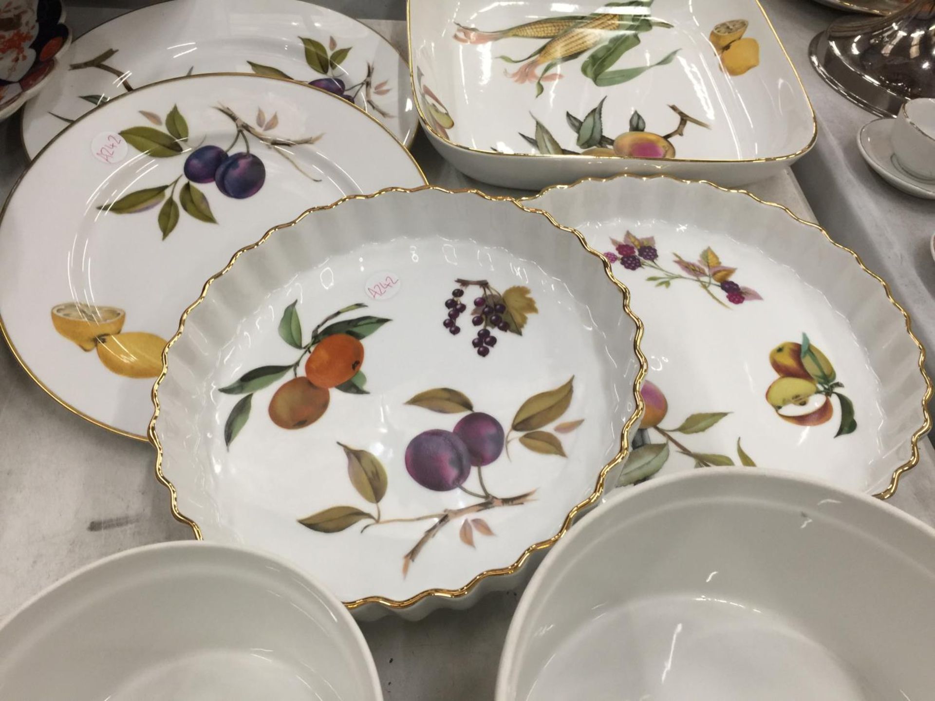 A QUANTITY OF ROYAL WORCESTER 'EVESHAM' DINNERWARE TO INCLUDE SERVING DISHES, FLAN DISHES, PLATES - Image 5 of 8