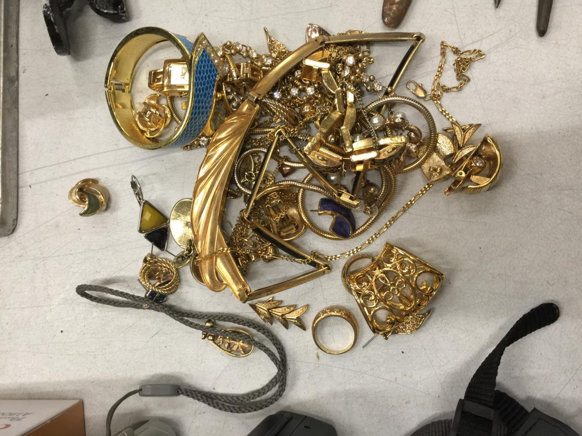 A QUANTITY OF YELLOW METAL COSTUME JEWELLERY TO INCLUDE CHAINS, NECKLACES, RINGS, EARRINGS, ETC - Image 2 of 6