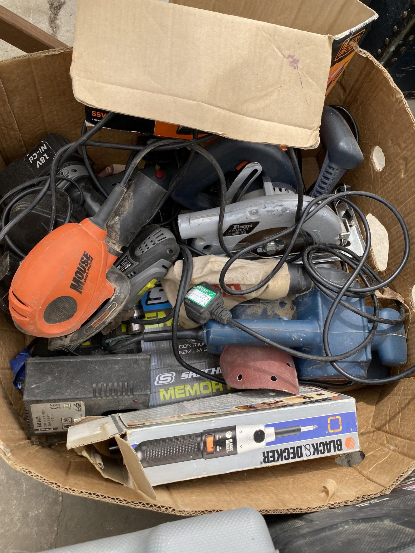 A LARGE ASSORTMENT OF POWER TOOLS TO INCLUDE BATTERY DRILLS, A FERM CIRCULAR SAW AND A PALM SANDER - Image 2 of 2