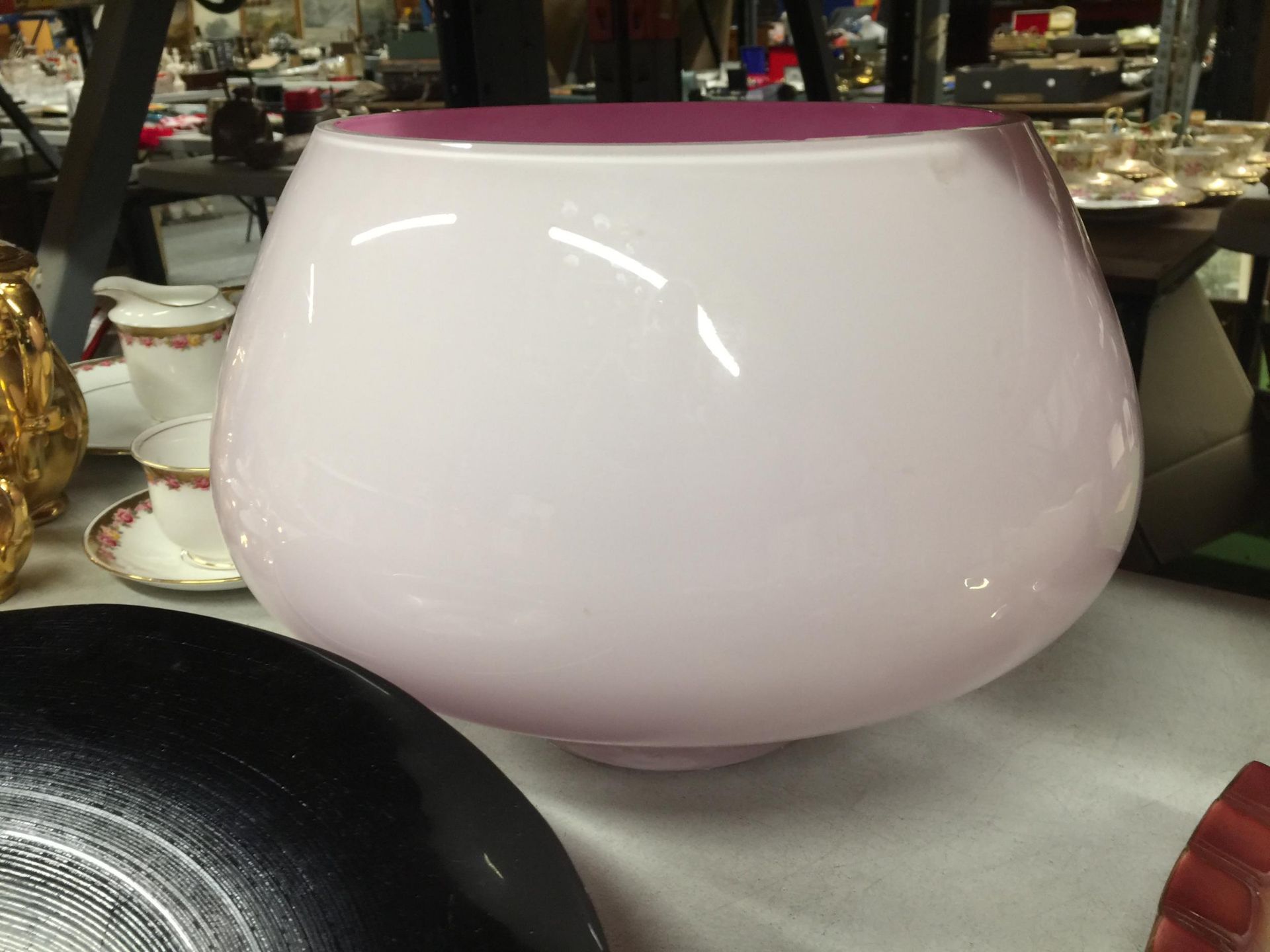 A LARGE PINK GLASS BOWL PLUS A LARGE BLACK AND SILVER BOWL - Image 3 of 3
