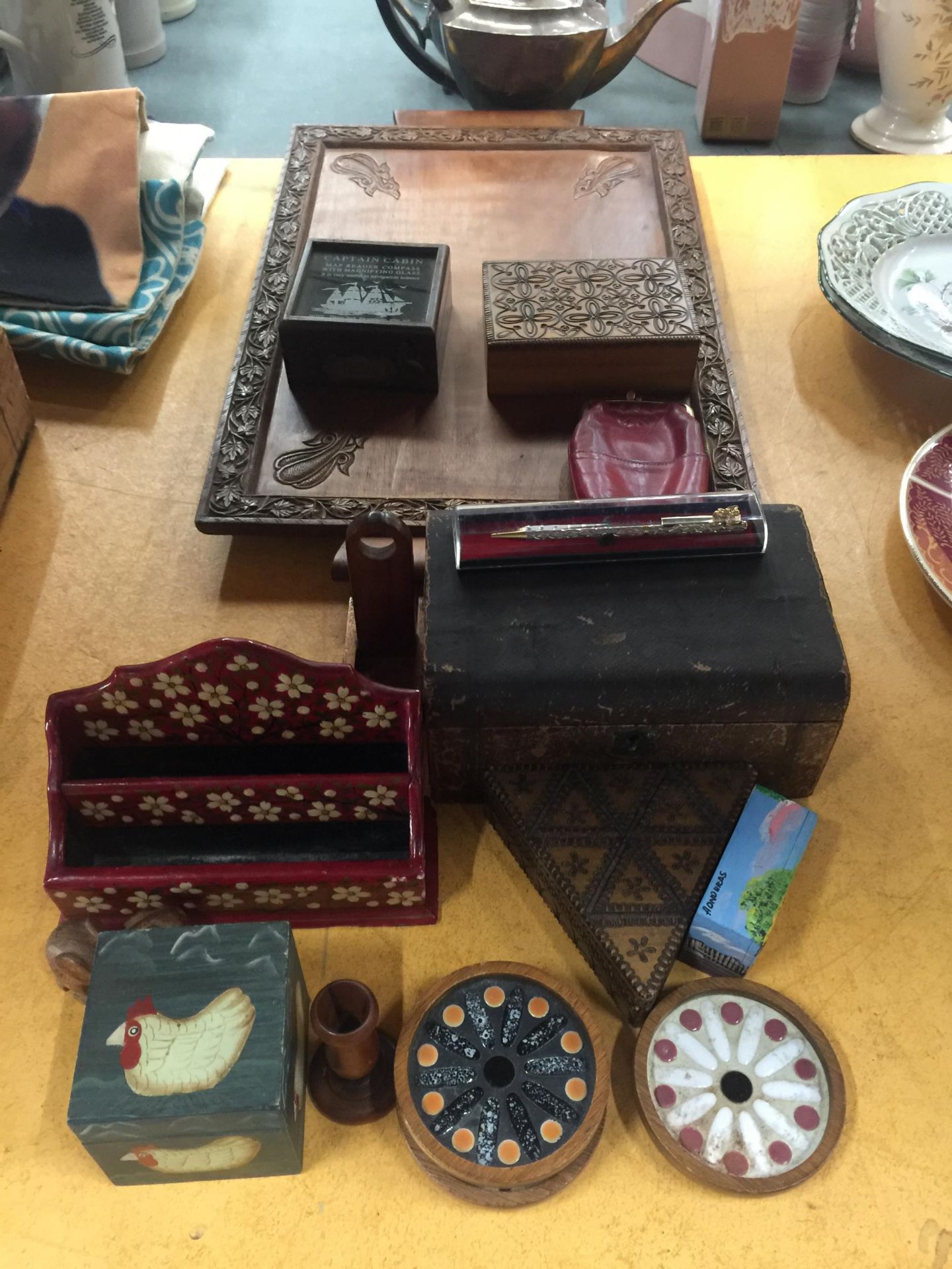 A MIXED LOT TO INCLUDE A VINTAGE WOODEN TRAY WITH CARVED LEAF DESIGN, WOODEN BOXES, CERAMIC