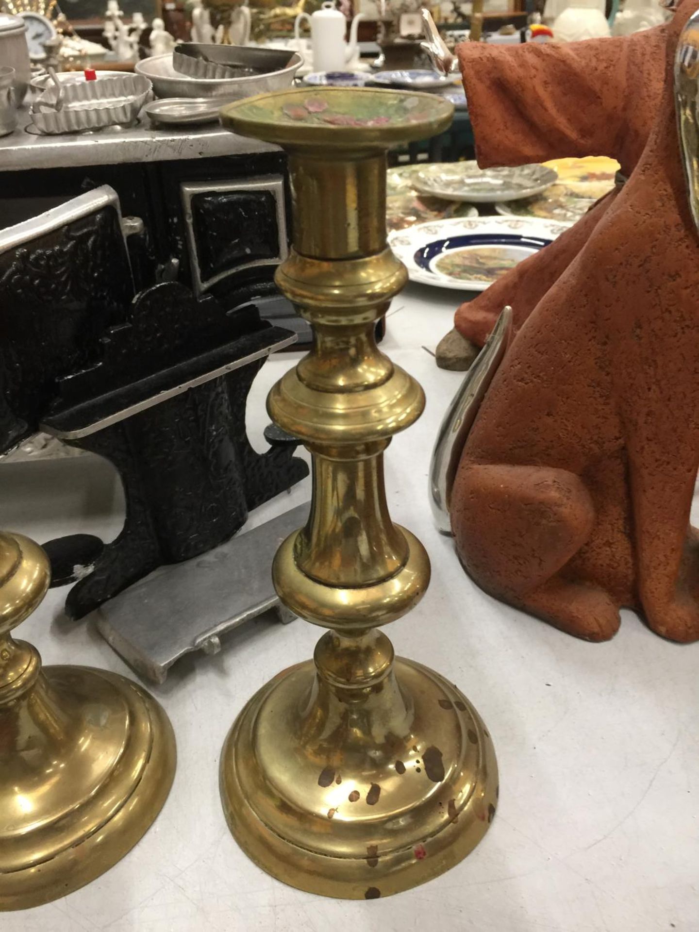 A PAIR OFVINTAGE BRASS CANDLESTICKS HEIGHT 15CM - Image 4 of 4