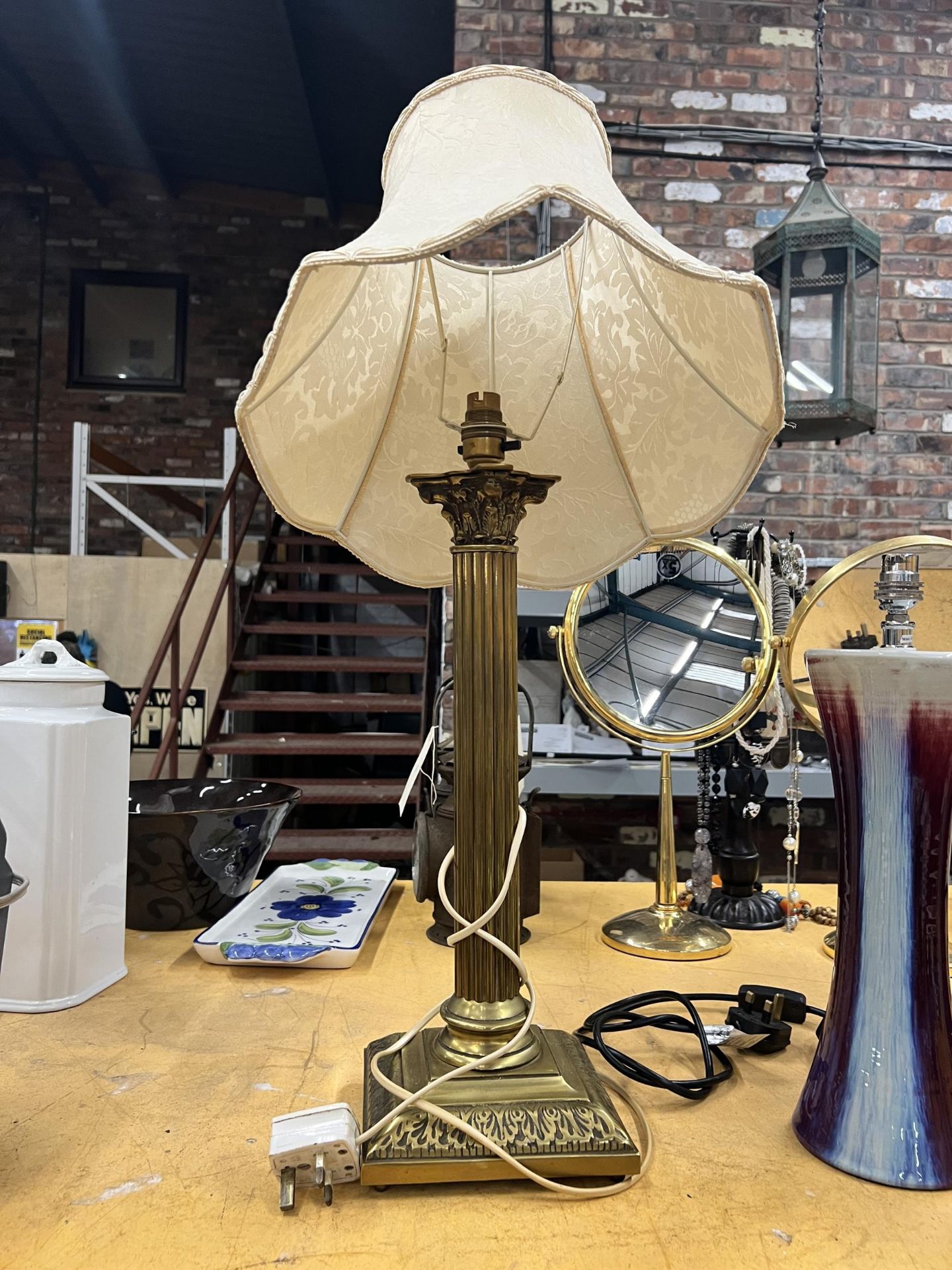 A VINTAGE BRASS CORINTHIAN COLUMN TABLE LAMP AND SHADE