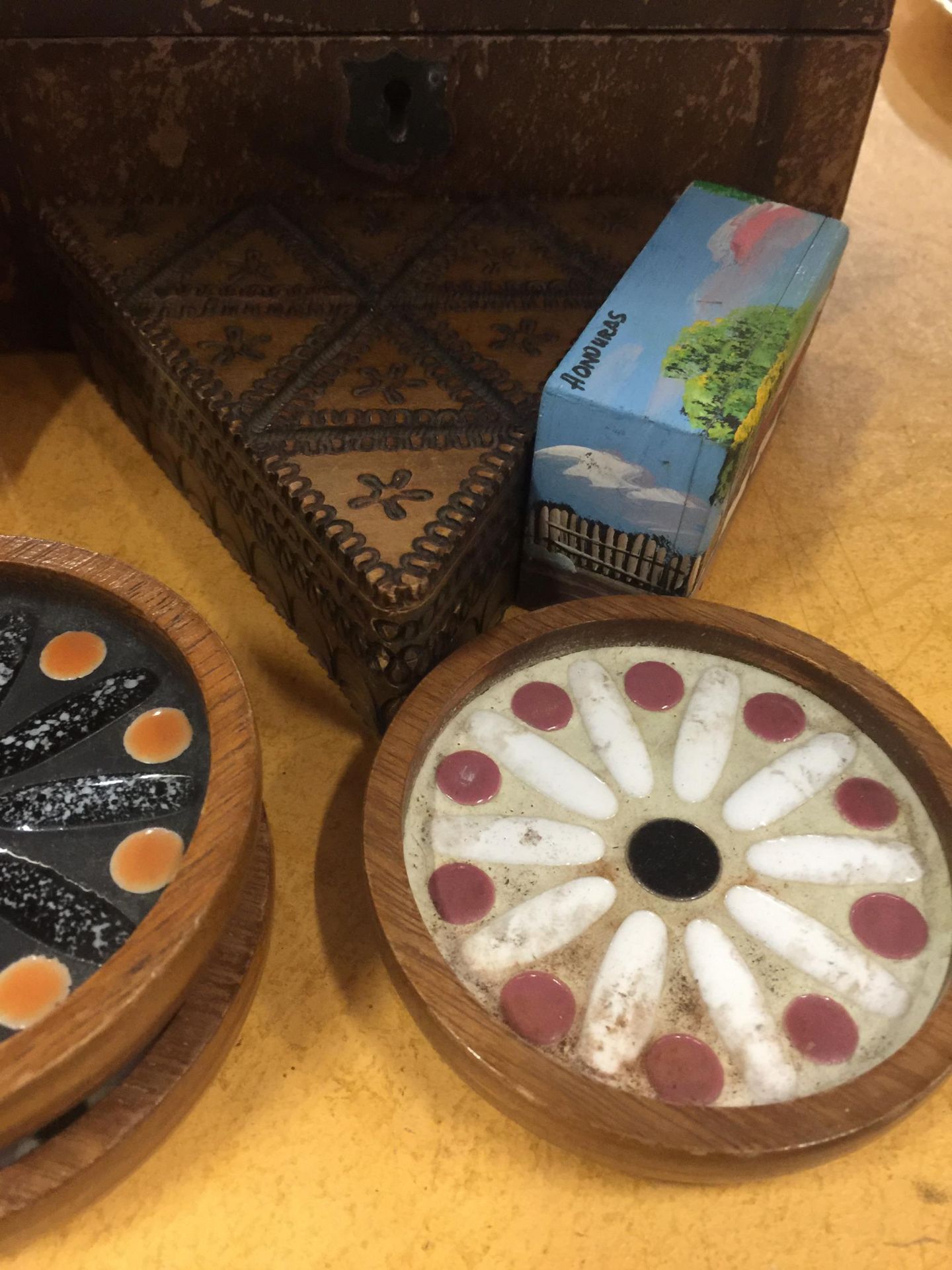 A MIXED LOT TO INCLUDE A VINTAGE WOODEN TRAY WITH CARVED LEAF DESIGN, WOODEN BOXES, CERAMIC - Image 6 of 6