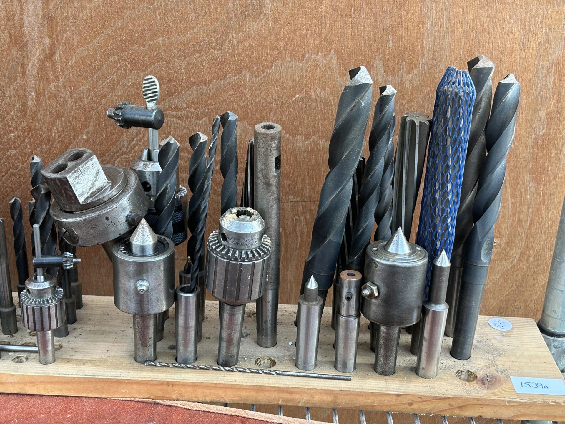 A LARGE ASSORTMENT OF DRILL BITS AND DRILL CHUCKS - Image 3 of 3