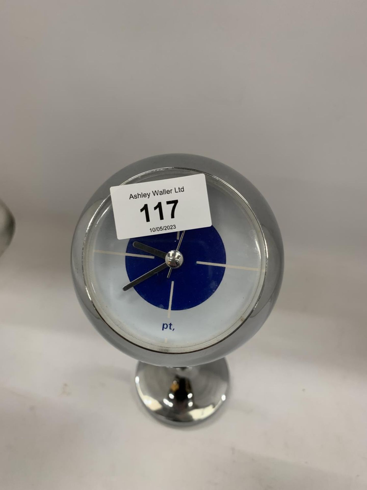 A RETRO CHROME ADJUSTABLE CLOCK - Bild 2 aus 3