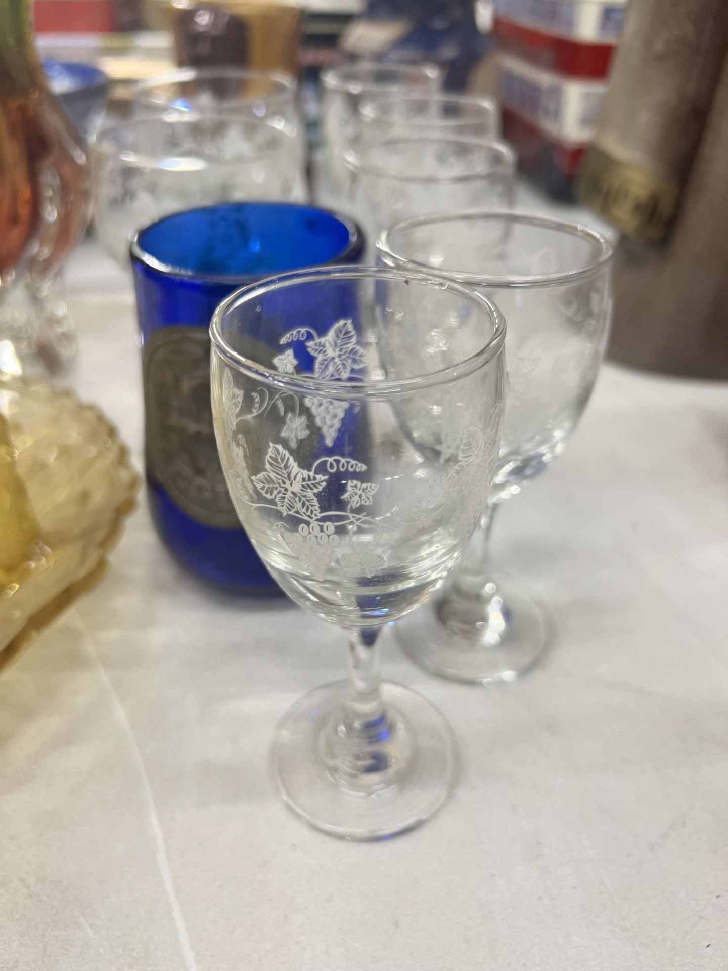 A QUANTITY OF GLASSWARE TO INCLUDE A MULTICOLOURED VASE, BASKET DISH, WINE AND SHERRY GLASSES - Image 5 of 5