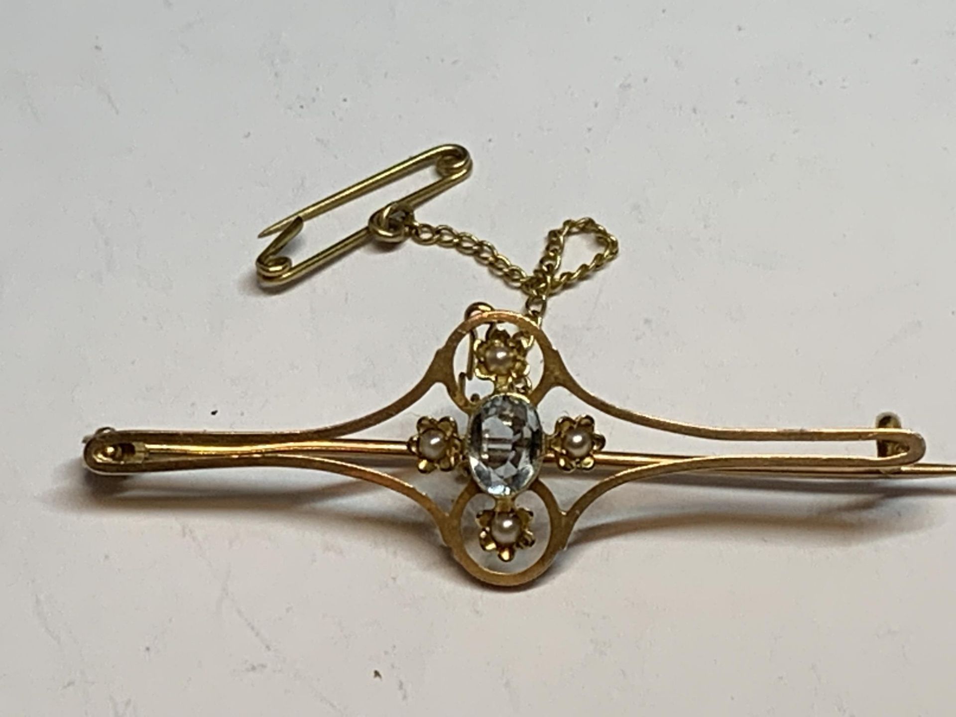 A TESTED TO 18 CARAT GOLD BROOCH WITH A CENTRE AQUAMARINE, PEARLS AND A SAFETY CHAIN GROSS WEIGHT - Image 3 of 4