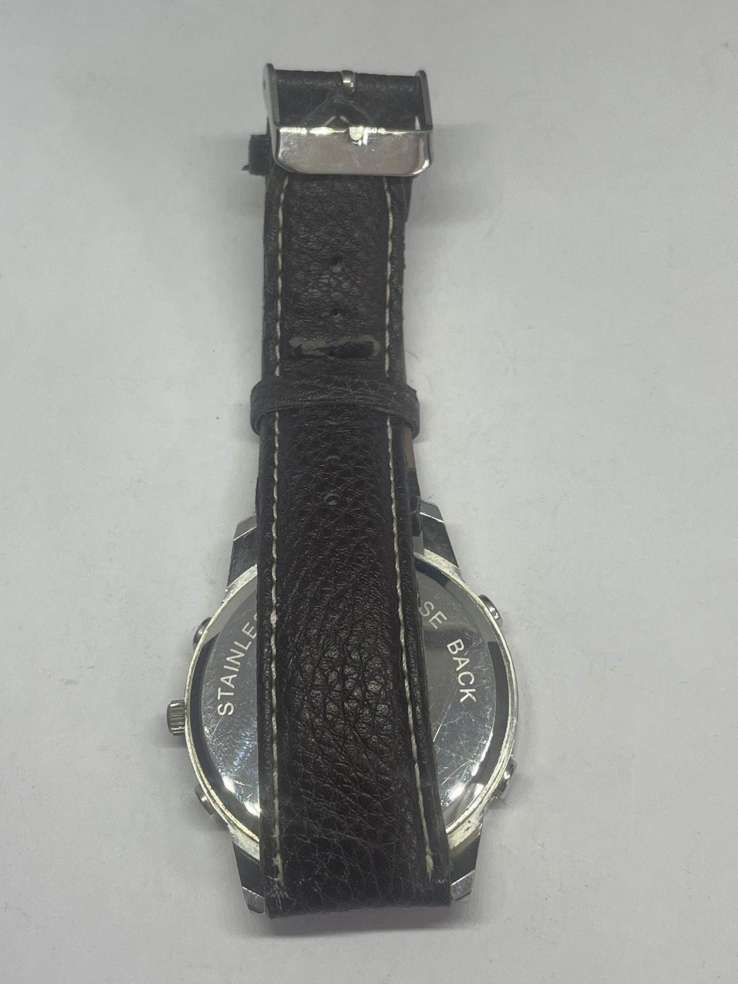 A WRIST WATCH WITH A BROWN LEATHER STRAP SEEN WORKING BUT NO WARRANTY - Image 3 of 4