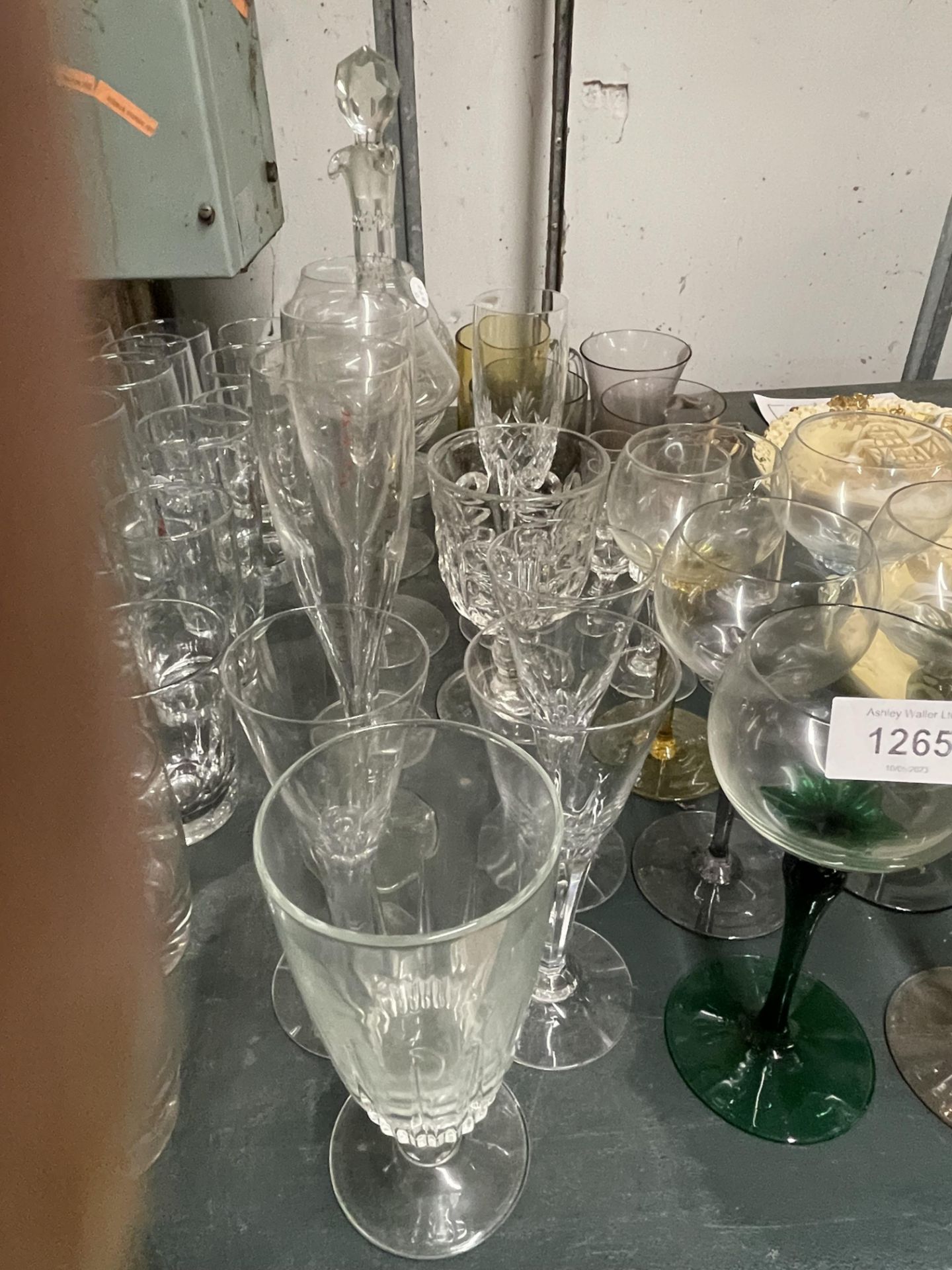 A QUANTITY OF GLASSES TO INCLUDE WINE, A DECANTER, CHAMPAGNE FLUTES, SHERRY, TUMBLERS, ETC - Image 3 of 4