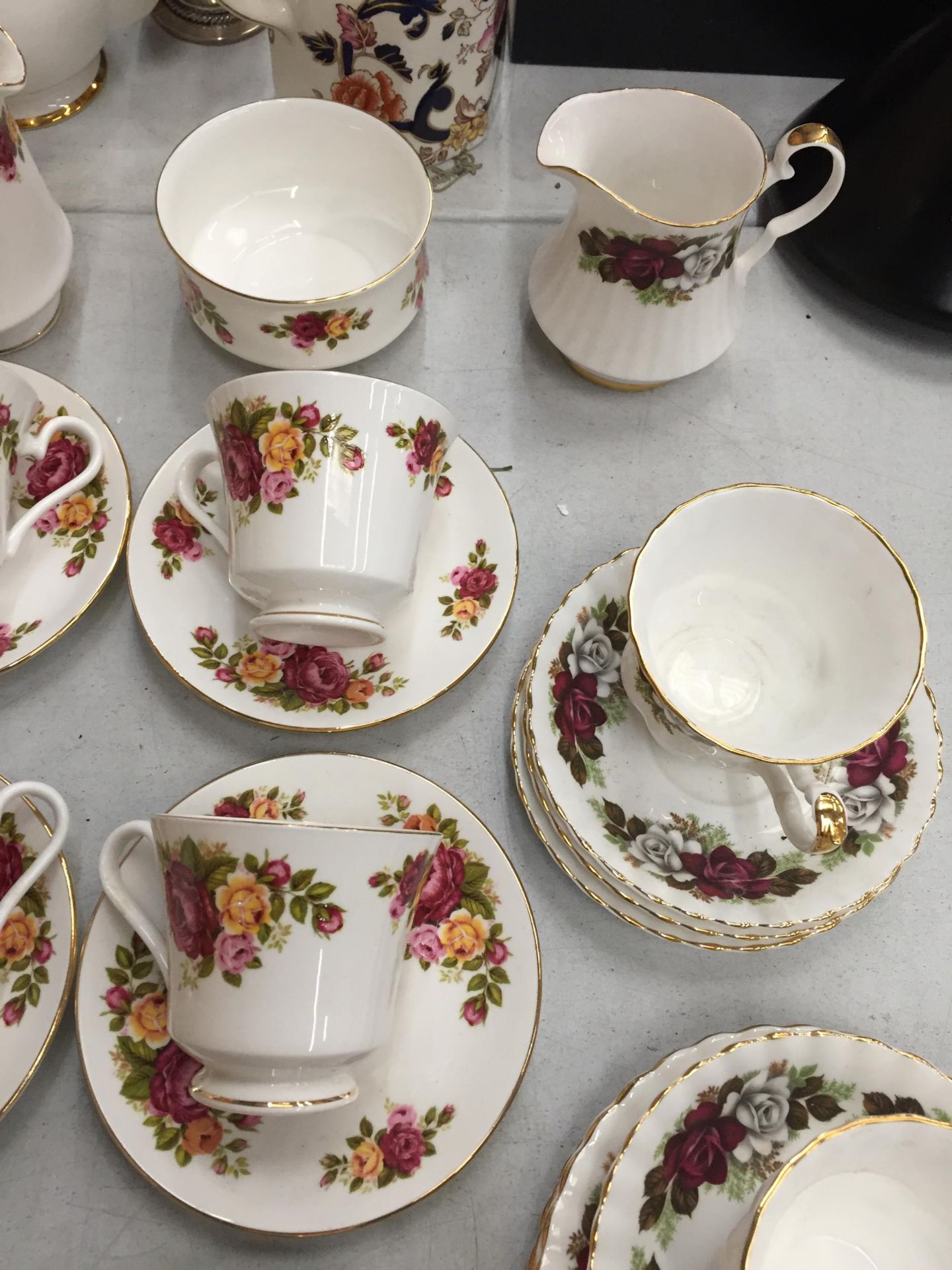 A QUANTITY OF TEAWARE TO INCLUDE ROYAL IMPERIAL CUPS, SAUCERS AND CREAM JUG, PLUS COUNTRY ROSE STYLE - Image 3 of 8