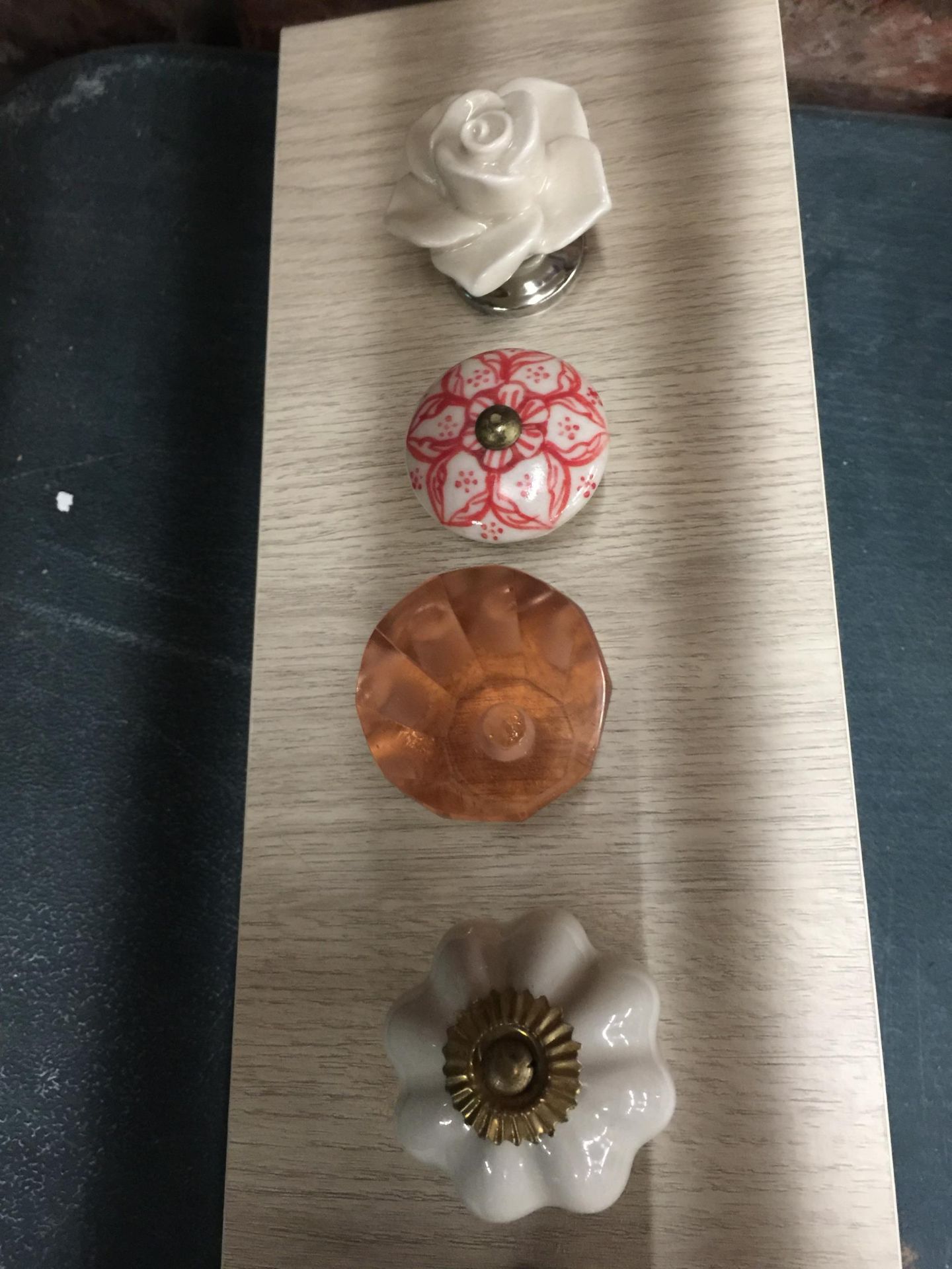 A COLLECTION OF MODERN DRAWER KNOB SAMPLES ON A WOODEN BACK - Image 4 of 4