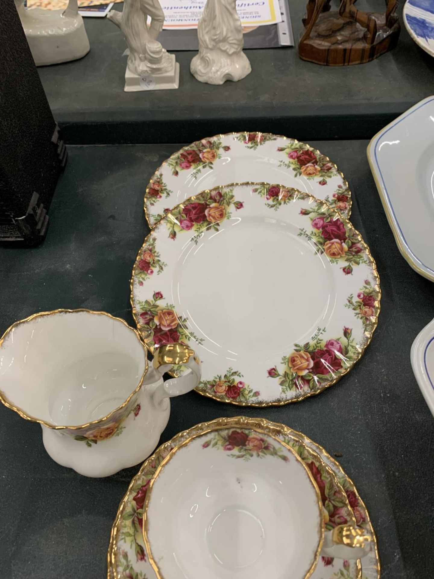 AQUANTITY OF ROYAL ALBERT 'OLD COUNTRY ROSES' TO INCLUDE CUPS, SAUCERS, PLATES, CREAM JUG, SUGAR - Image 2 of 4